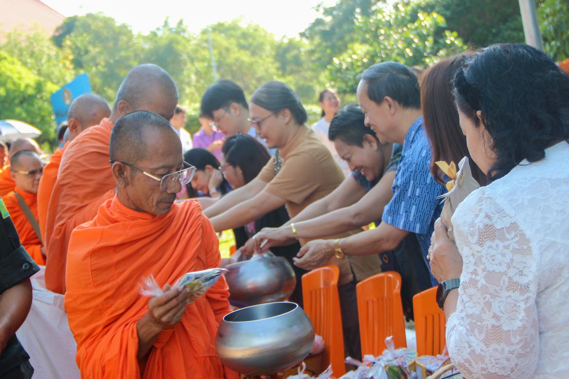 พิธีทำบุญตักบาตร "วันคล้ายวันสถาปนา" มหาวิทยาลัยราชภัฏกำแพงเพชร ประจำปี 2567