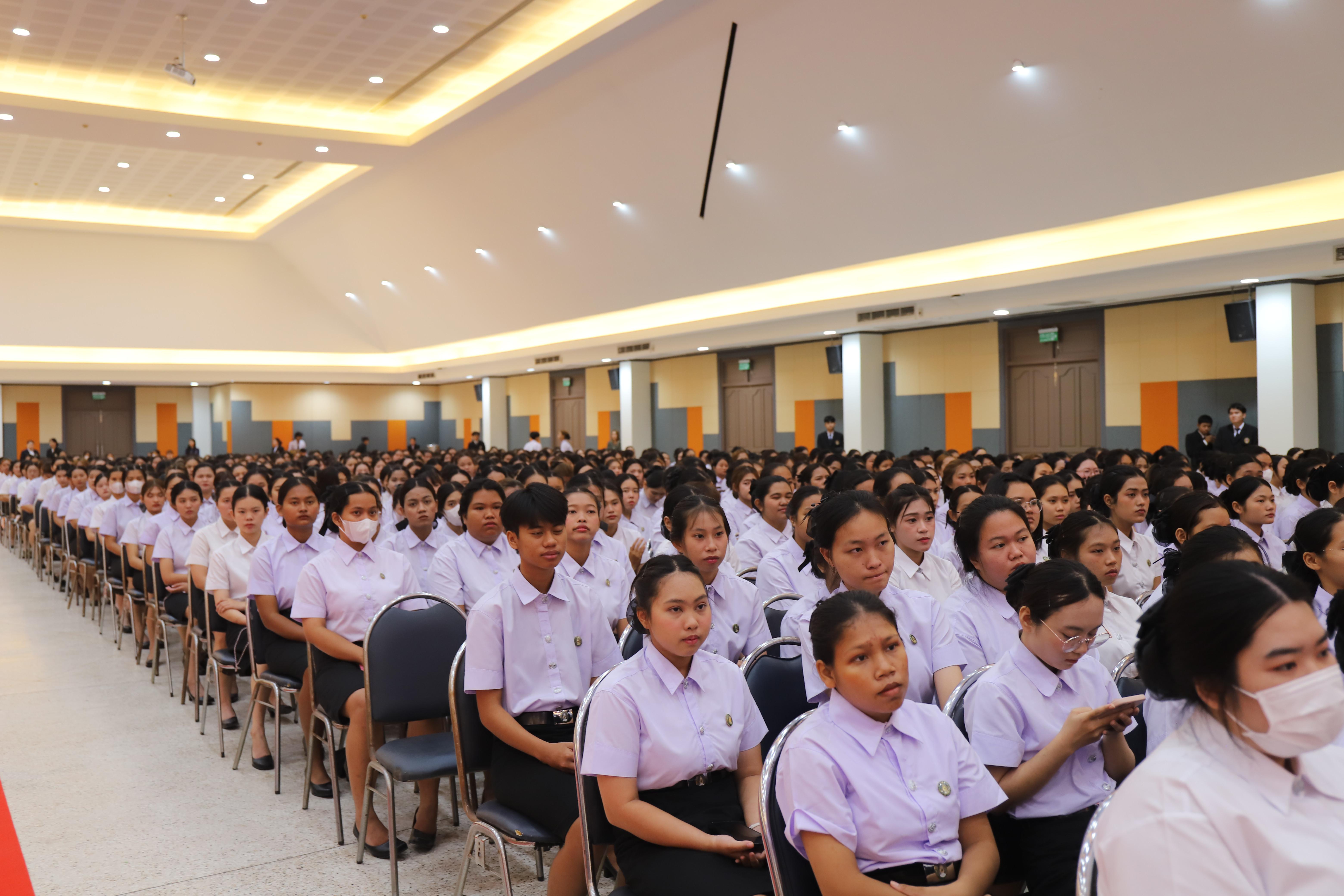 4. พิธีรับและประดับเข็มตราพระราชลัญจกร