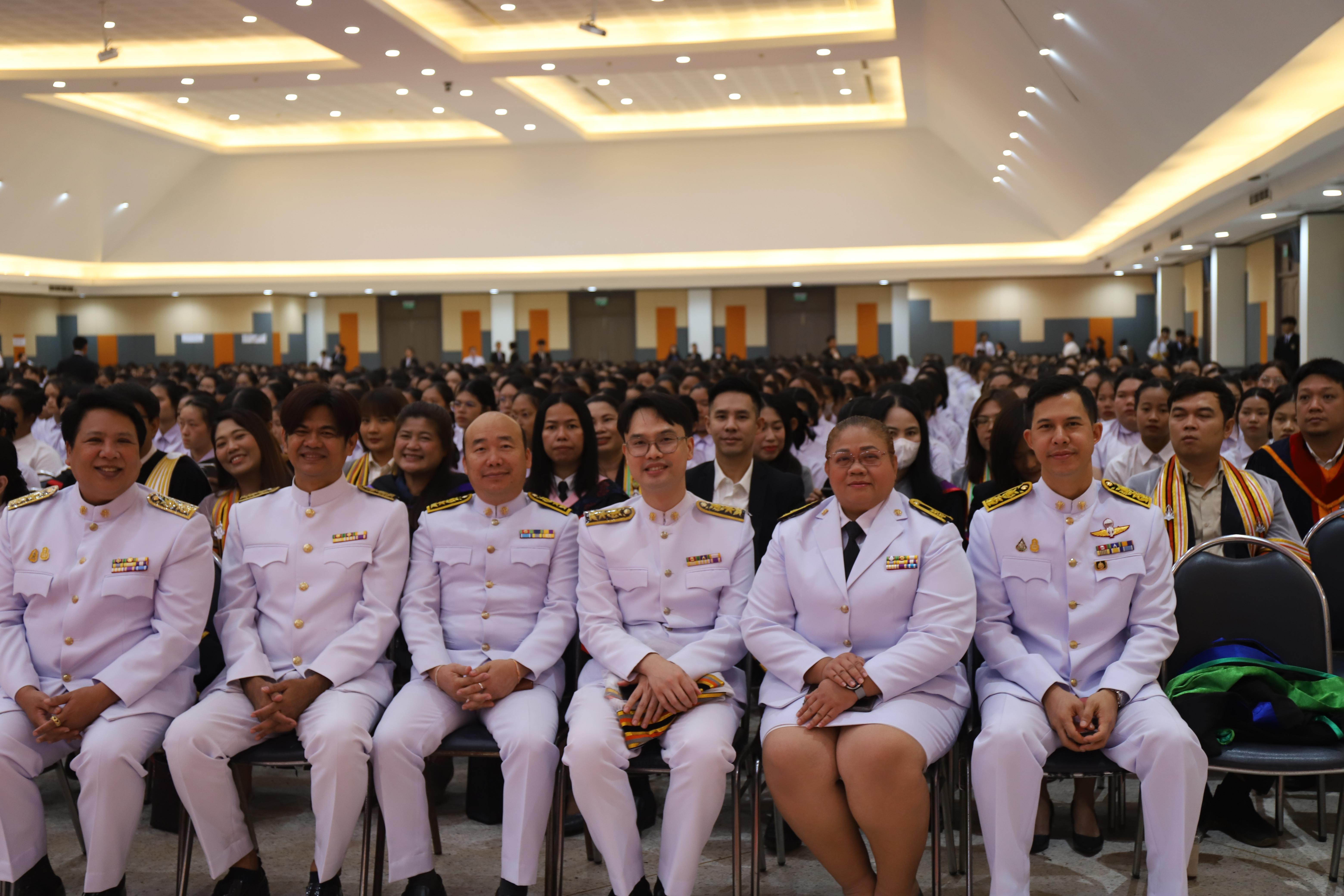 10. พิธีรับและประดับเข็มตราพระราชลัญจกร
