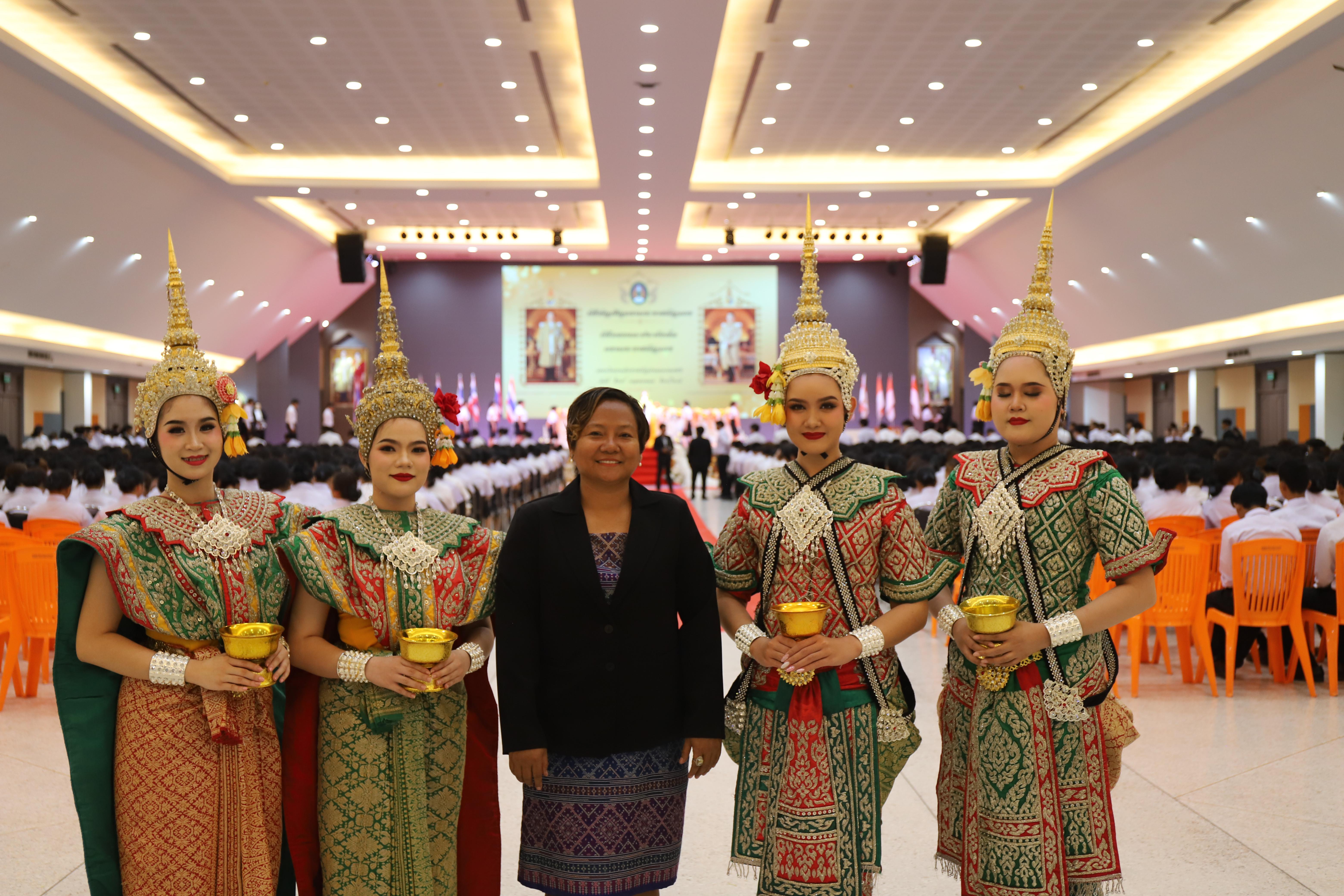 45. พิธีรับและประดับเข็มตราพระราชลัญจกร