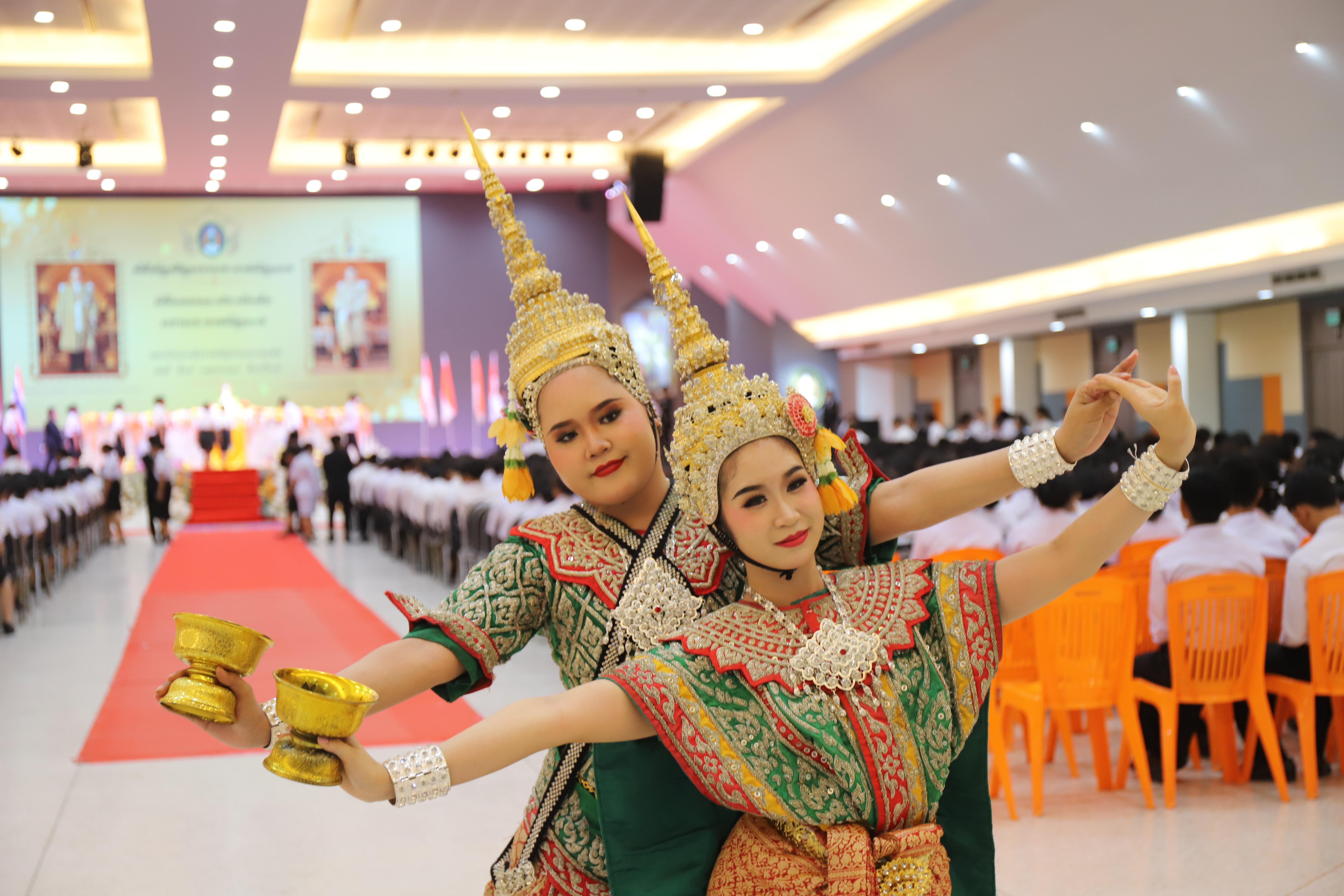 48. พิธีรับและประดับเข็มตราพระราชลัญจกร
