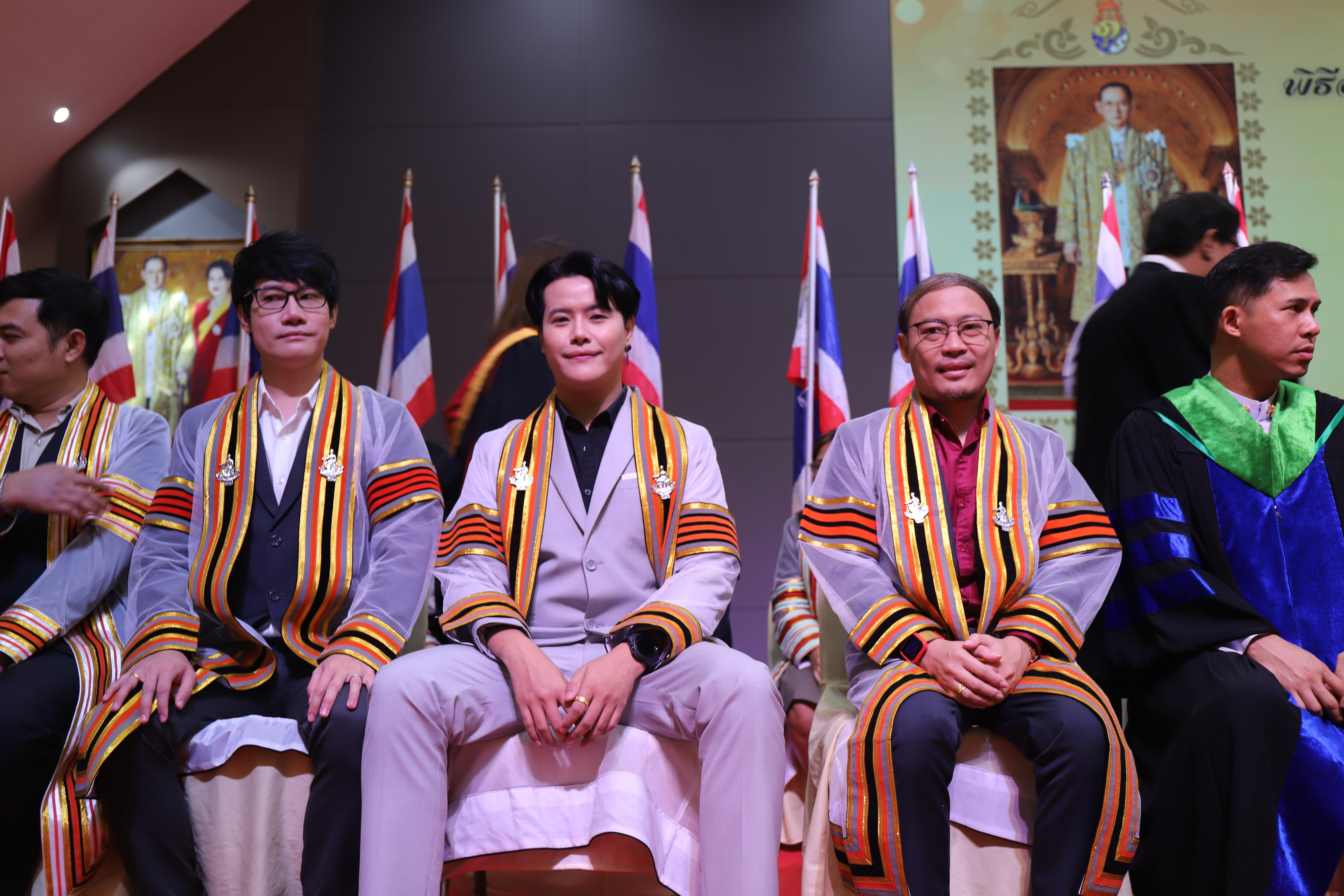 54. พิธีรับและประดับเข็มตราพระราชลัญจกร