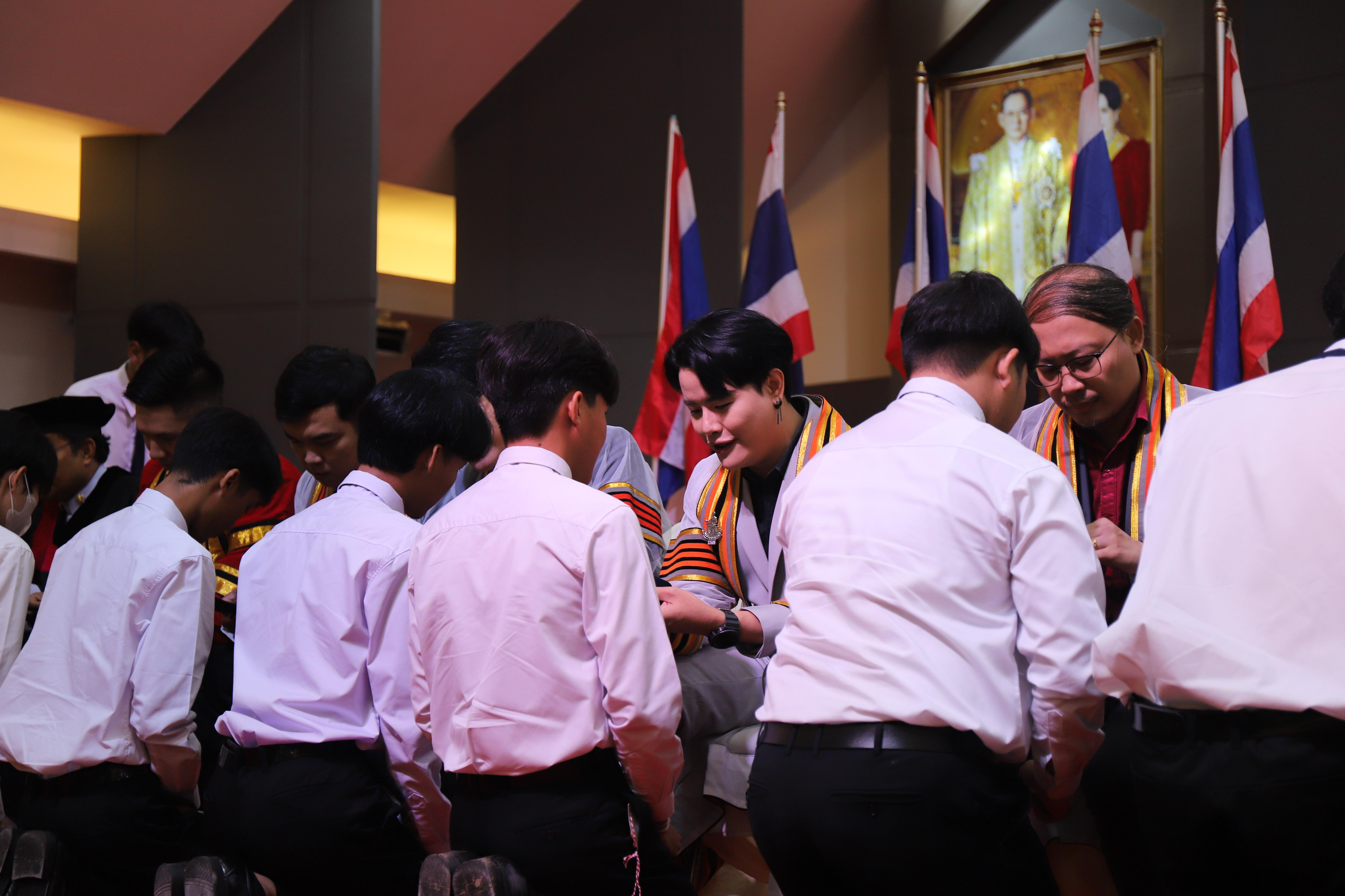 75. พิธีรับและประดับเข็มตราพระราชลัญจกร