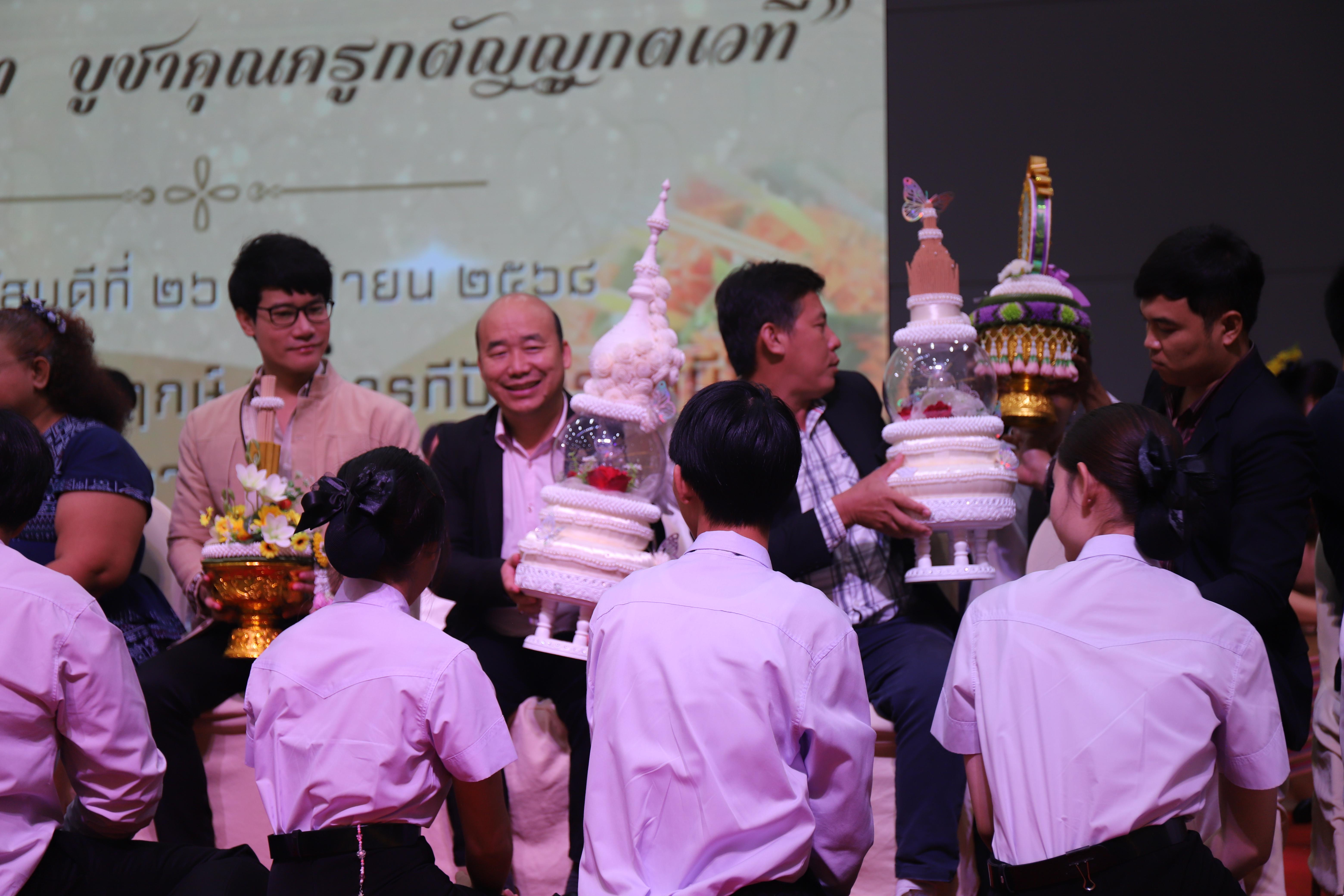136. น้อมจิตพิธีไหว้ครู น้อมจิตวันทา บูชาคุณครูกตัญญูกตเวที ประจำปีการศึกษา 2568
