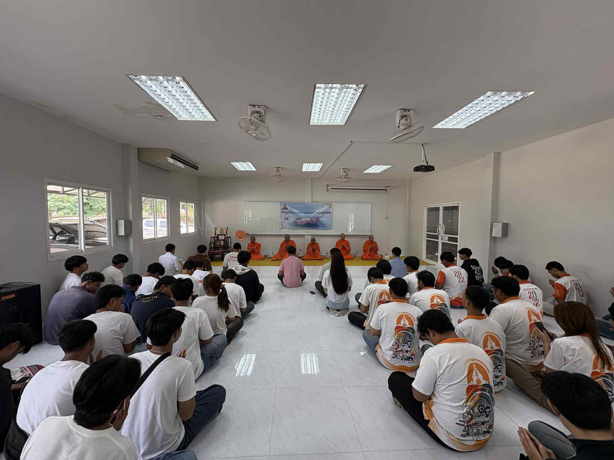 10. กิจกรรมอบรมคุณธรรมและทำบุญโปรแกรมวิชาเทคโนโลยีวิศวกรรมไฟฟ้า