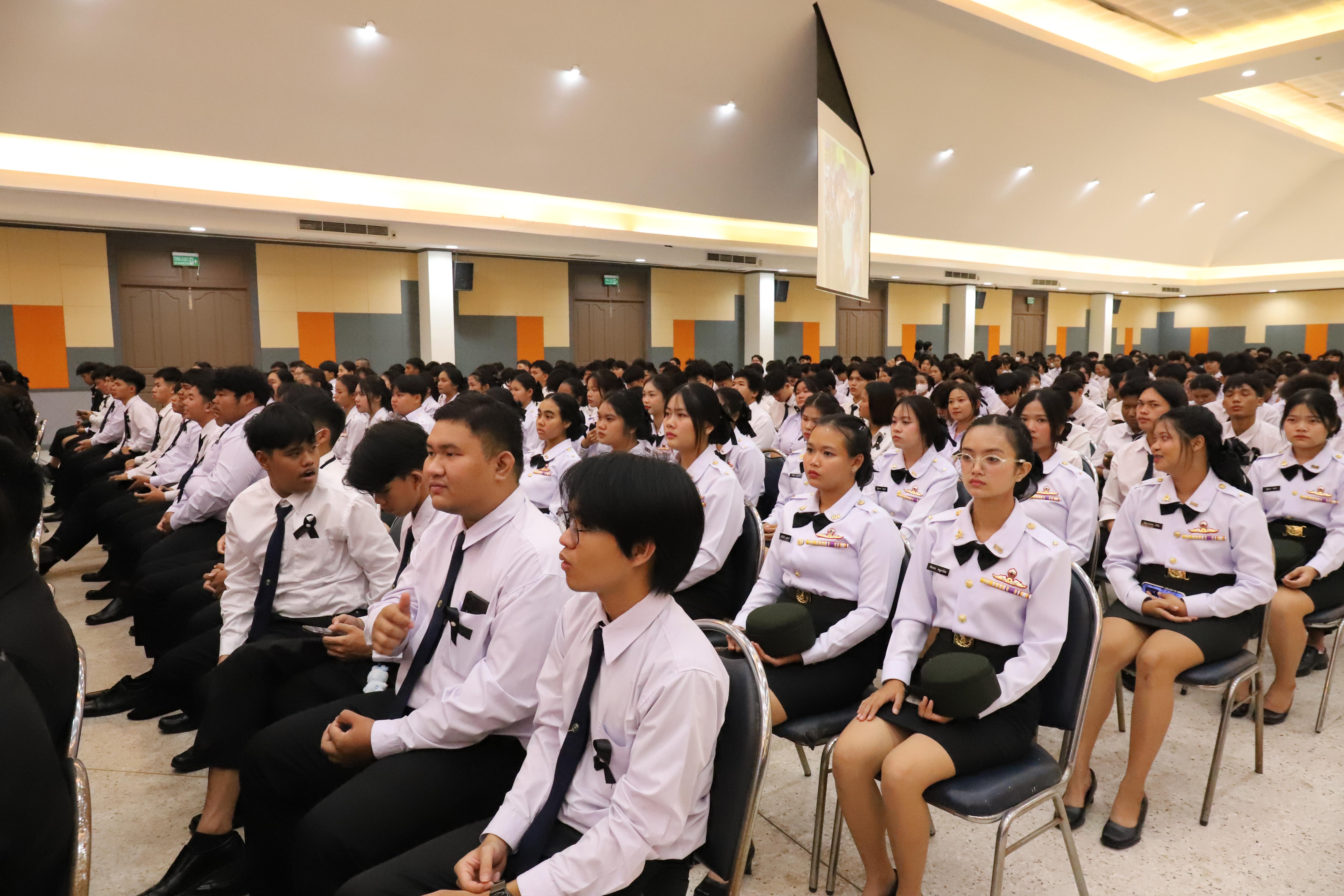 13. จัดพิธีถวายความอาลัยและน้อมรำลึกในพระมหากรุณาธิคุณ