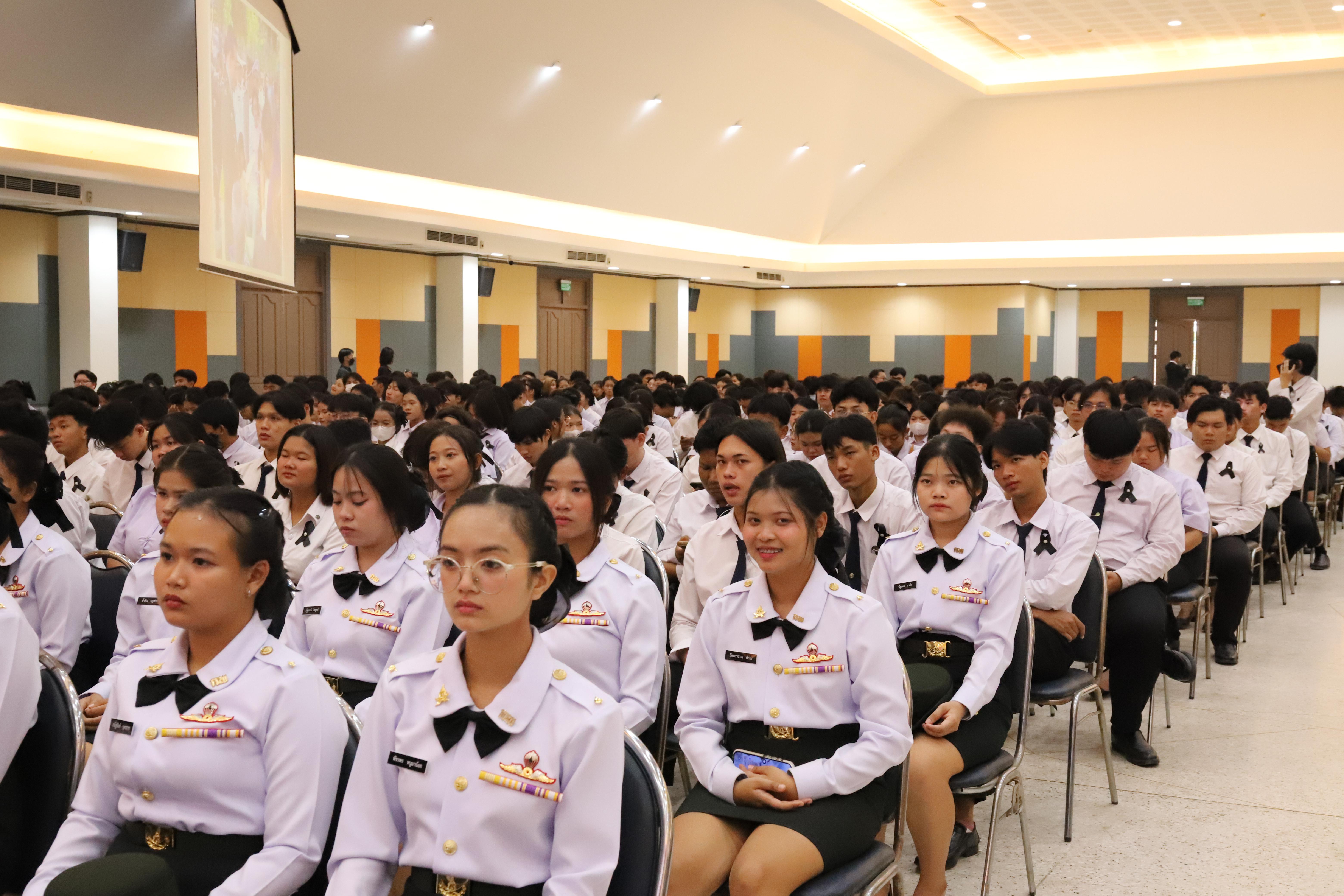 14. จัดพิธีถวายความอาลัยและน้อมรำลึกในพระมหากรุณาธิคุณ