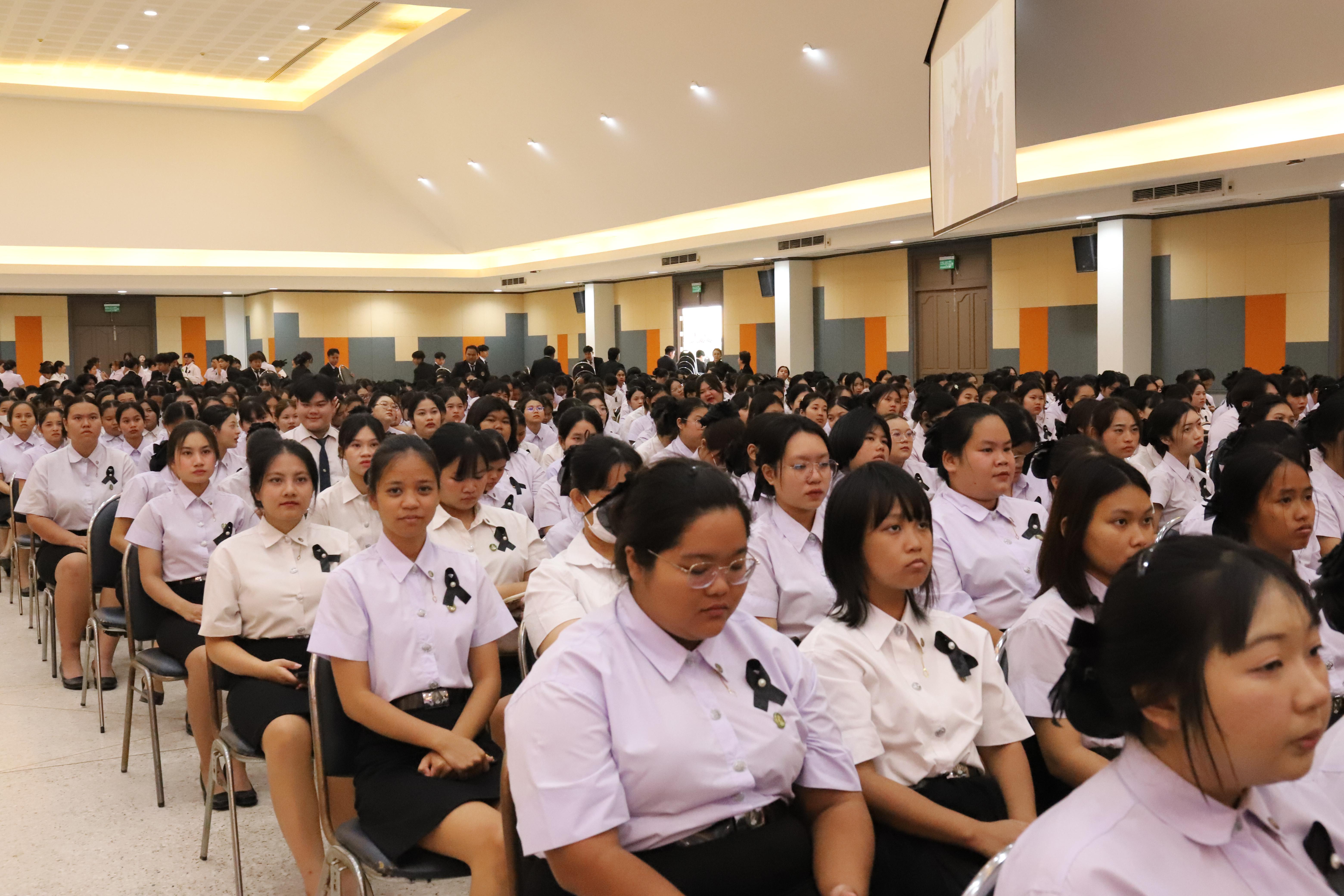 18. จัดพิธีถวายความอาลัยและน้อมรำลึกในพระมหากรุณาธิคุณ