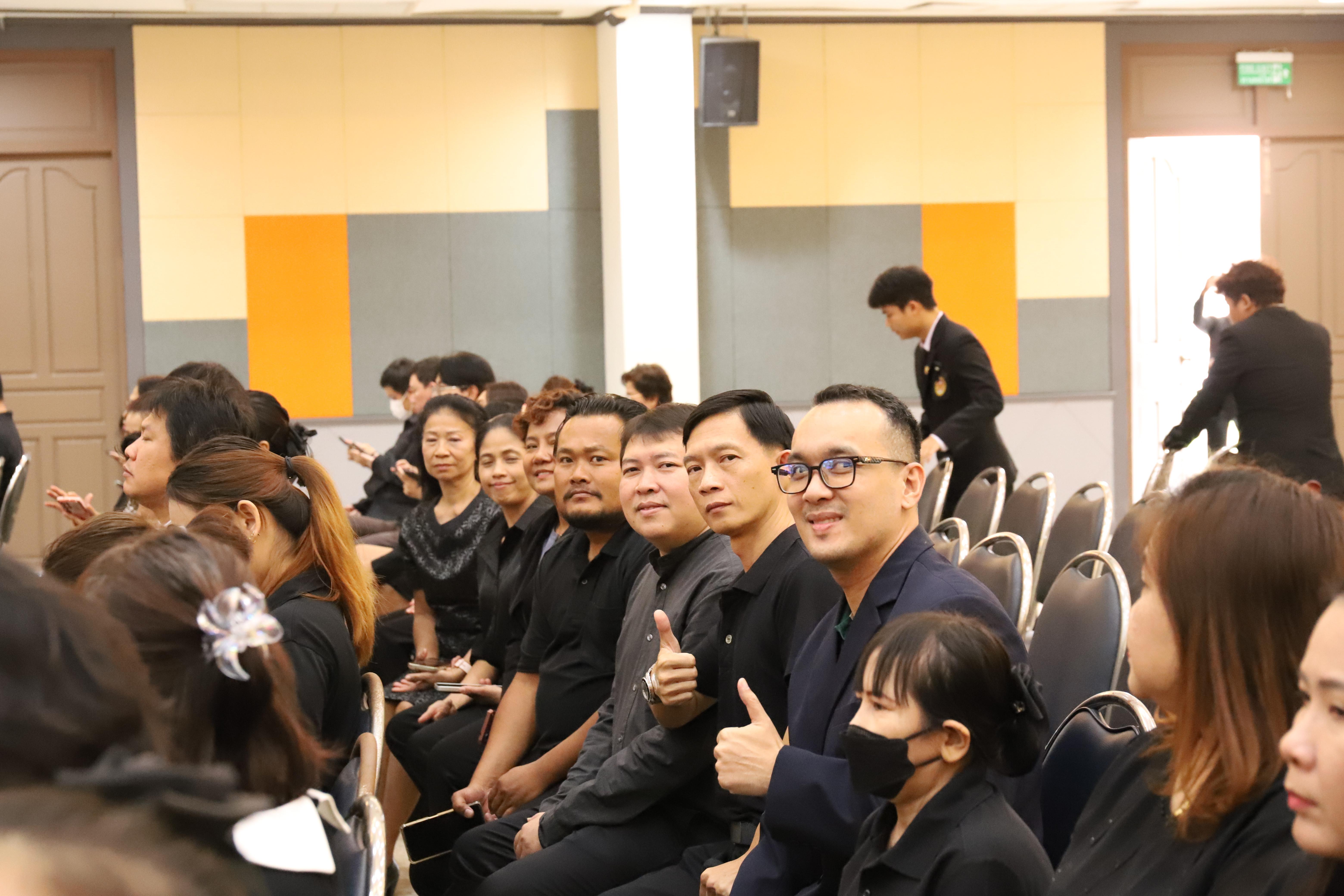 20. จัดพิธีถวายความอาลัยและน้อมรำลึกในพระมหากรุณาธิคุณ