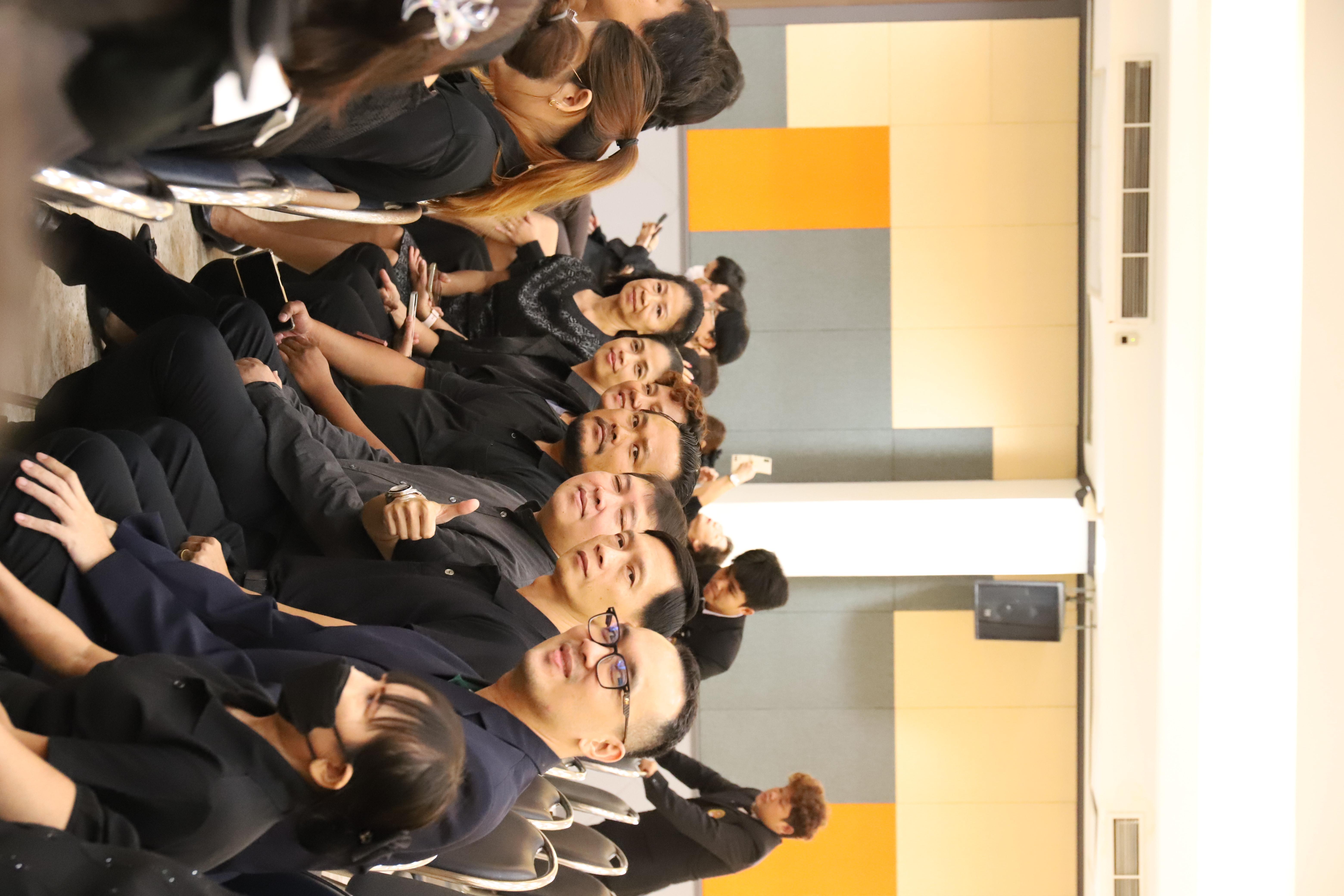 21. จัดพิธีถวายความอาลัยและน้อมรำลึกในพระมหากรุณาธิคุณ