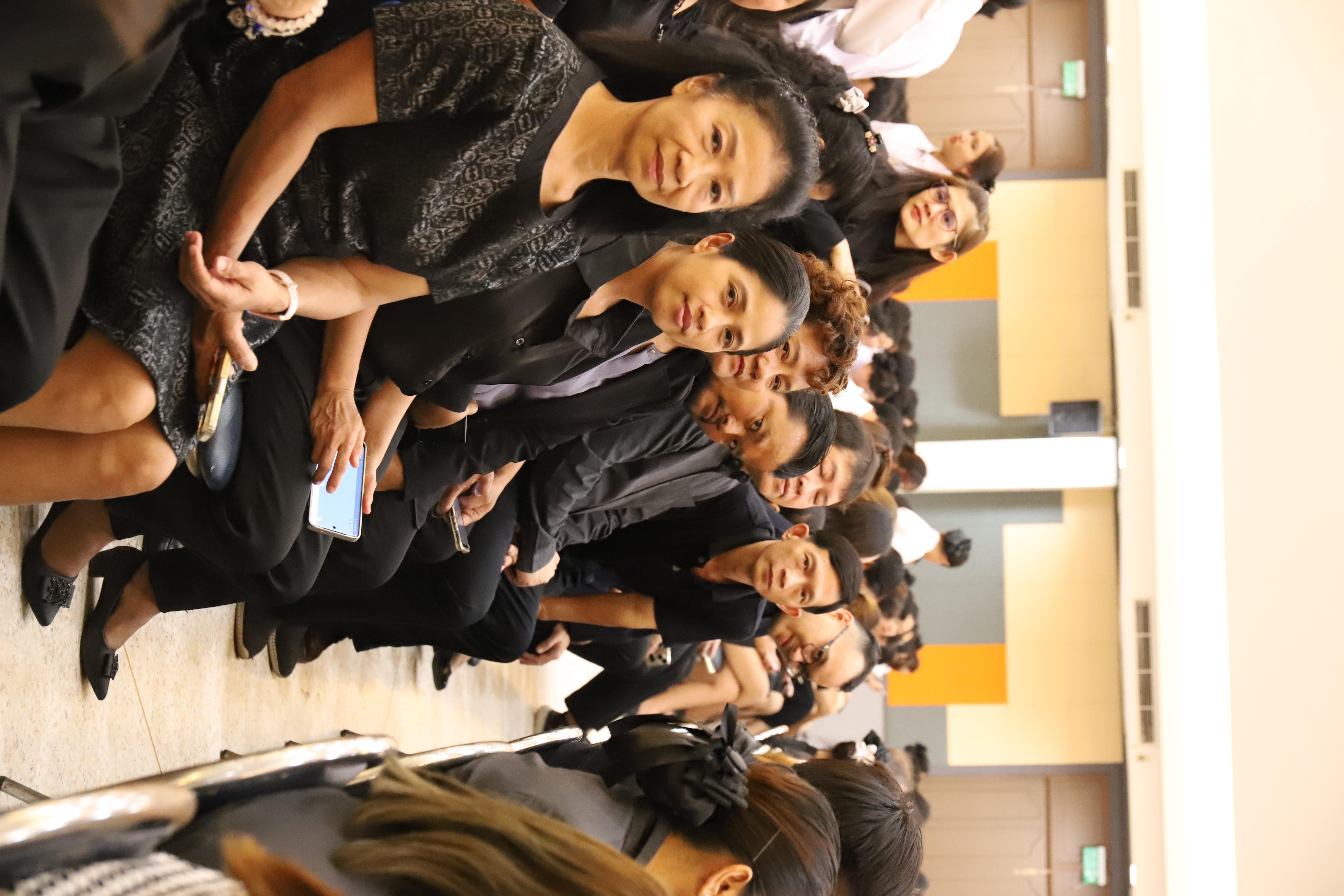 27. จัดพิธีถวายความอาลัยและน้อมรำลึกในพระมหากรุณาธิคุณ