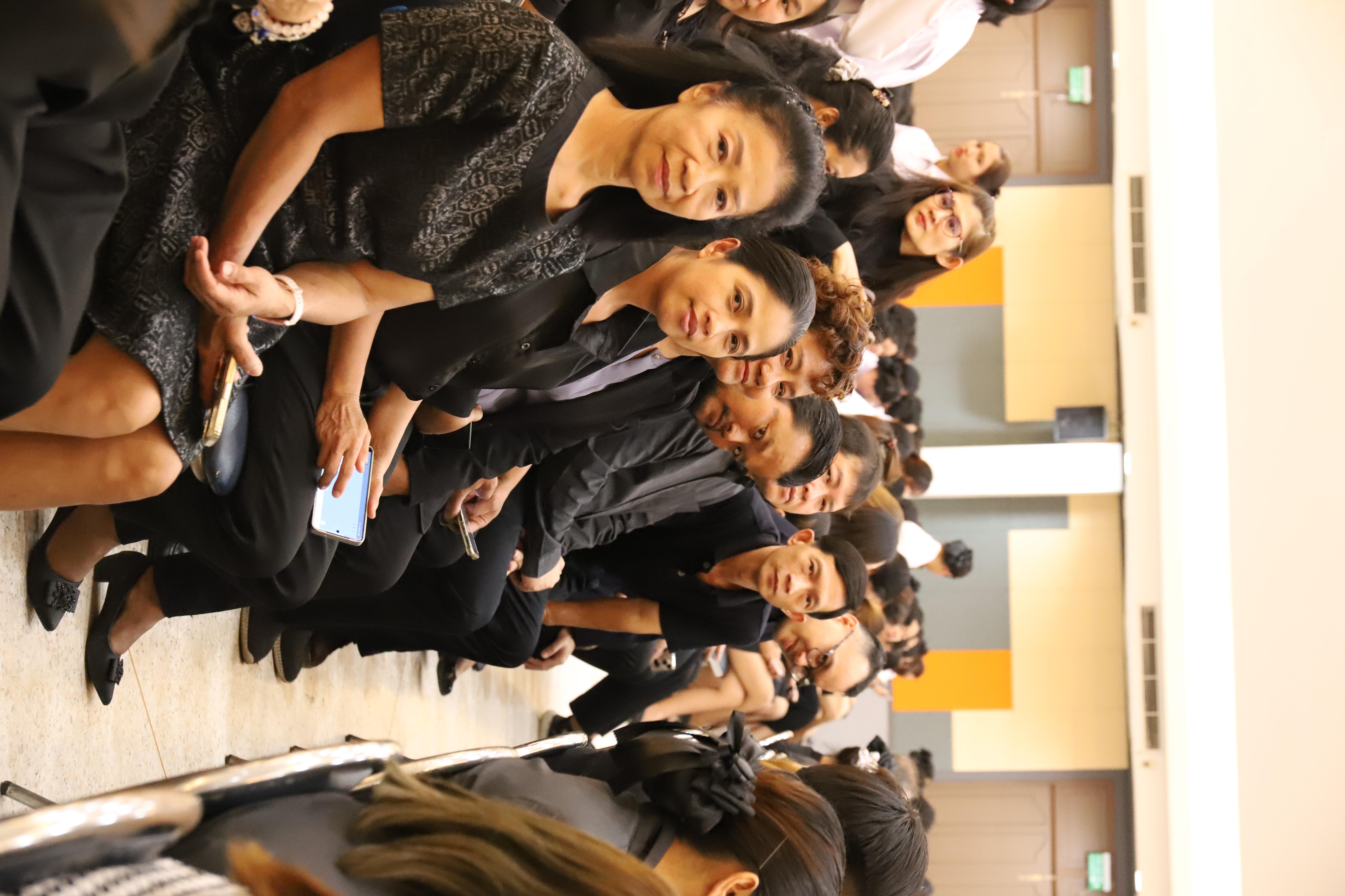 28. จัดพิธีถวายความอาลัยและน้อมรำลึกในพระมหากรุณาธิคุณ