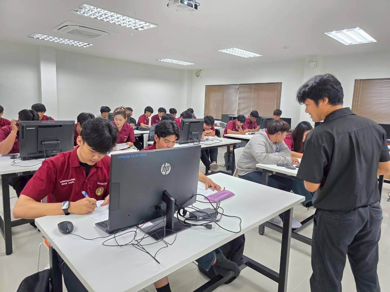 1. อบรมเชิงปฏิบัติการระบบควบคุมเครื่องจักรแบบอัตโนมัติโดยใช้ PLC ภายใต้โครงการพัฒนากำลังคนเพื่อให้สอดคล้องตามมาตรฐานสากล