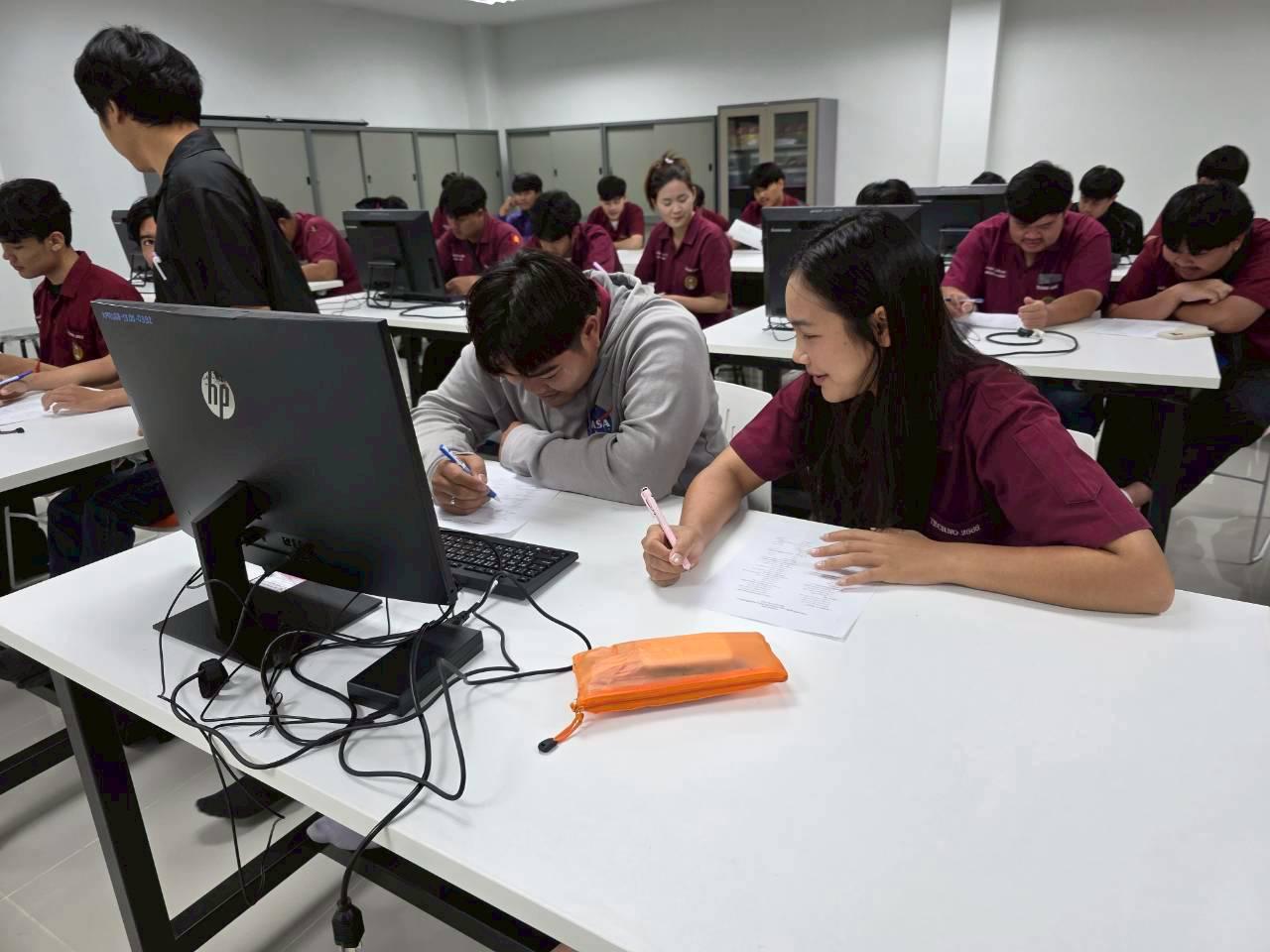 2. อบรมเชิงปฏิบัติการระบบควบคุมเครื่องจักรแบบอัตโนมัติโดยใช้ PLC ภายใต้โครงการพัฒนากำลังคนเพื่อให้สอดคล้องตามมาตรฐานสากล