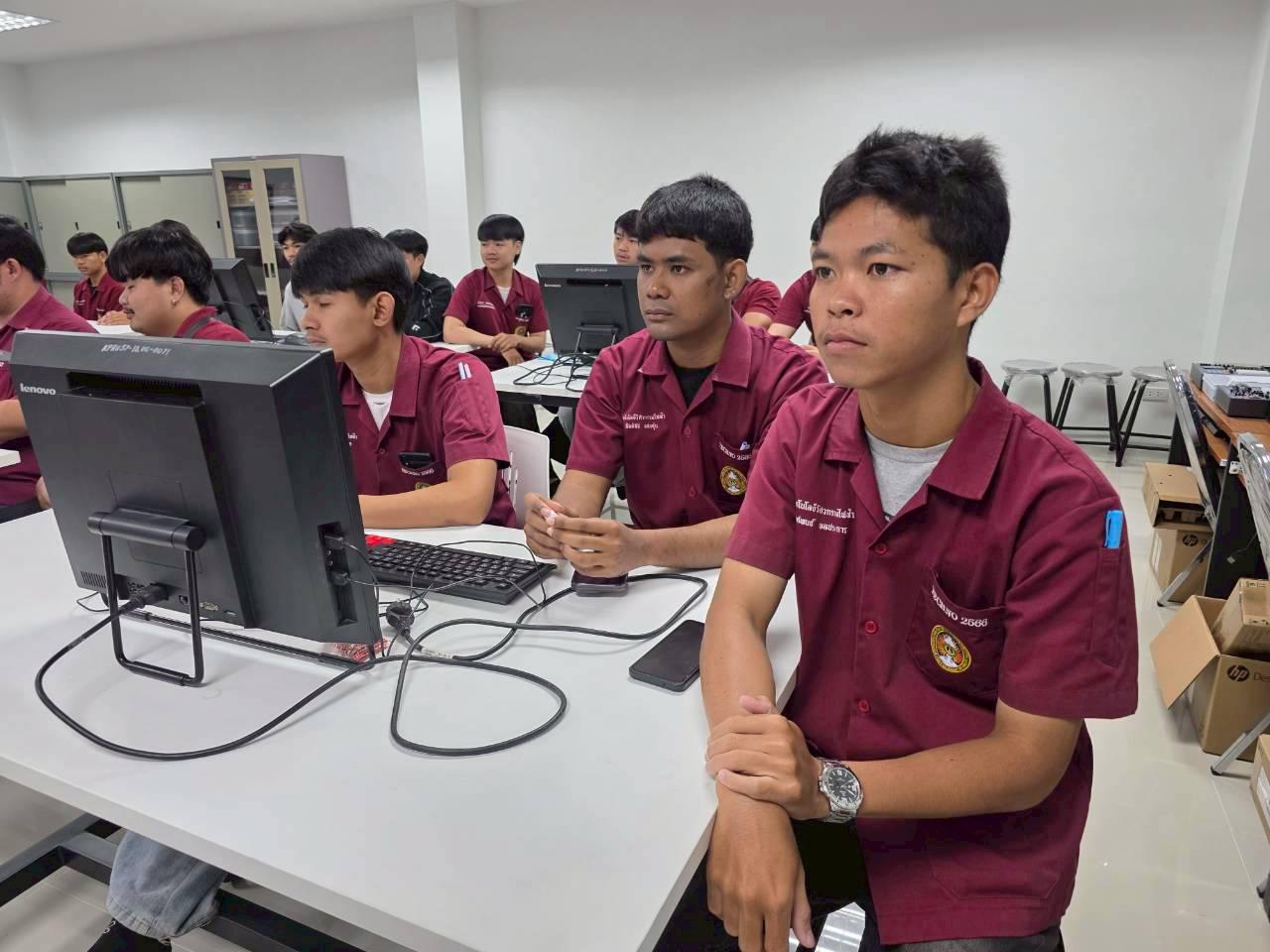 10. อบรมเชิงปฏิบัติการระบบควบคุมเครื่องจักรแบบอัตโนมัติโดยใช้ PLC ภายใต้โครงการพัฒนากำลังคนเพื่อให้สอดคล้องตามมาตรฐานสากล