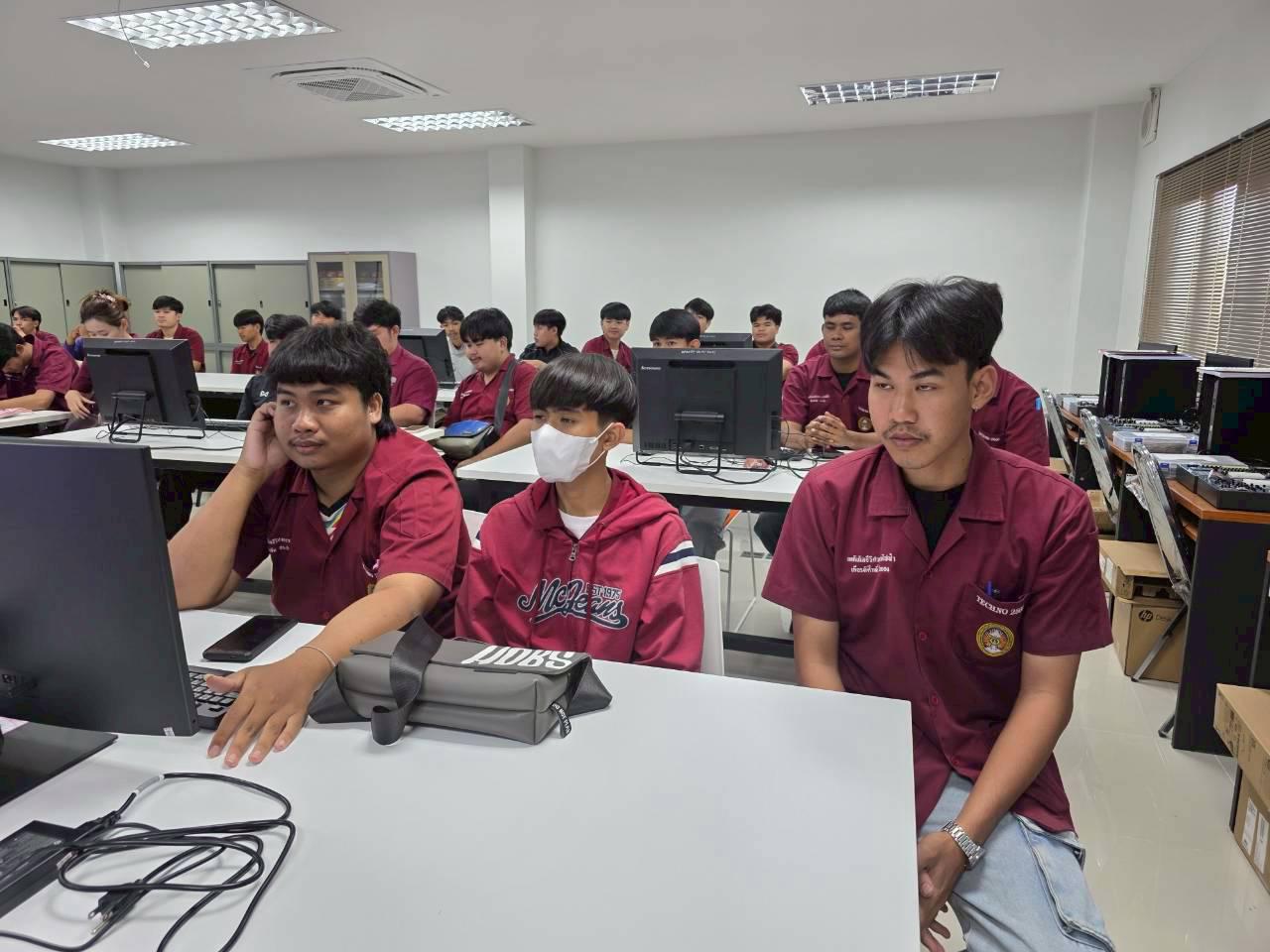 11. อบรมเชิงปฏิบัติการระบบควบคุมเครื่องจักรแบบอัตโนมัติโดยใช้ PLC ภายใต้โครงการพัฒนากำลังคนเพื่อให้สอดคล้องตามมาตรฐานสากล