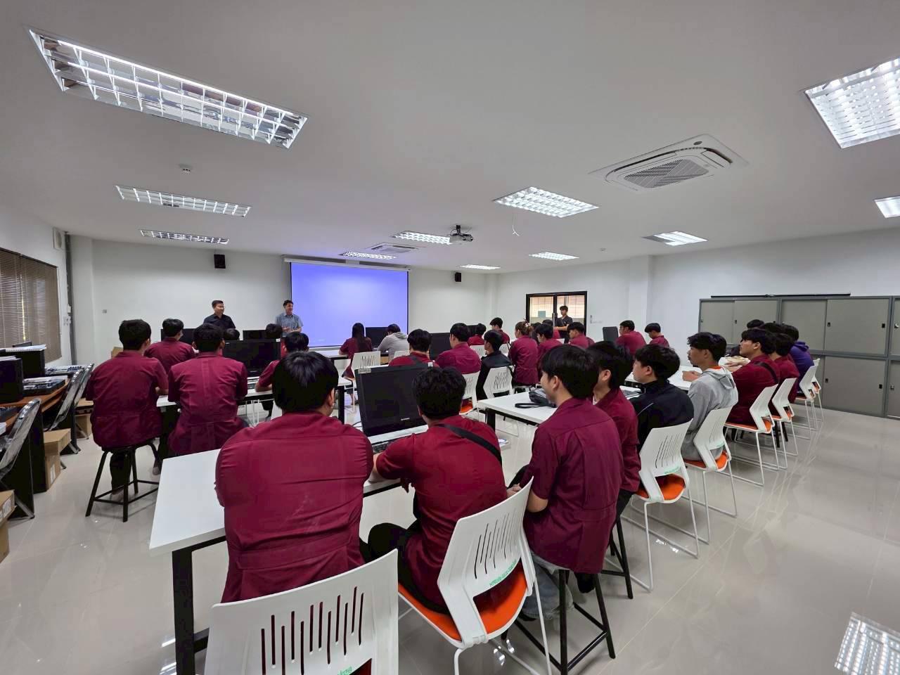 18. อบรมเชิงปฏิบัติการระบบควบคุมเครื่องจักรแบบอัตโนมัติโดยใช้ PLC ภายใต้โครงการพัฒนากำลังคนเพื่อให้สอดคล้องตามมาตรฐานสากล