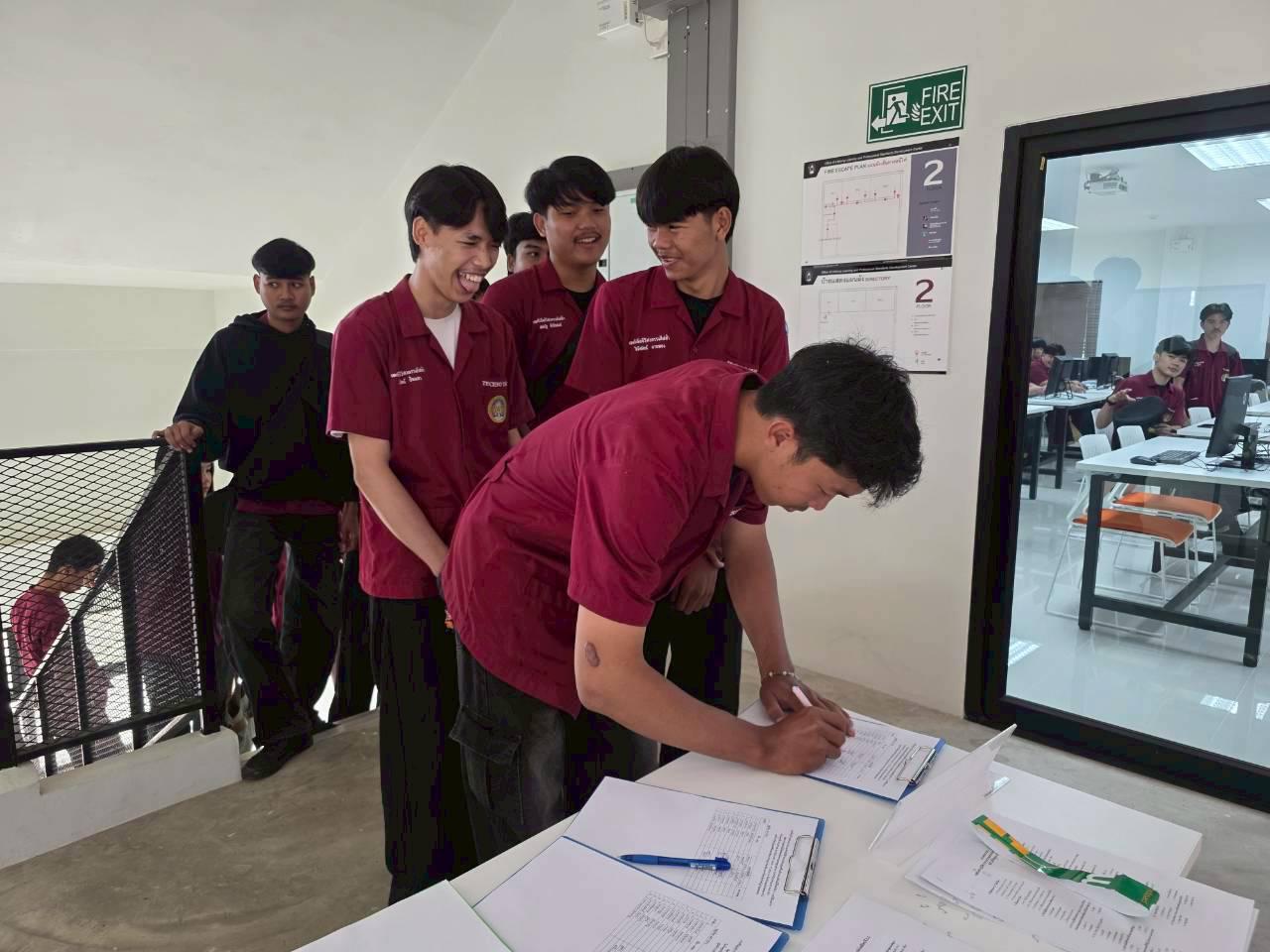 35. อบรมเชิงปฏิบัติการระบบควบคุมเครื่องจักรแบบอัตโนมัติโดยใช้ PLC ภายใต้โครงการพัฒนากำลังคนเพื่อให้สอดคล้องตามมาตรฐานสากล