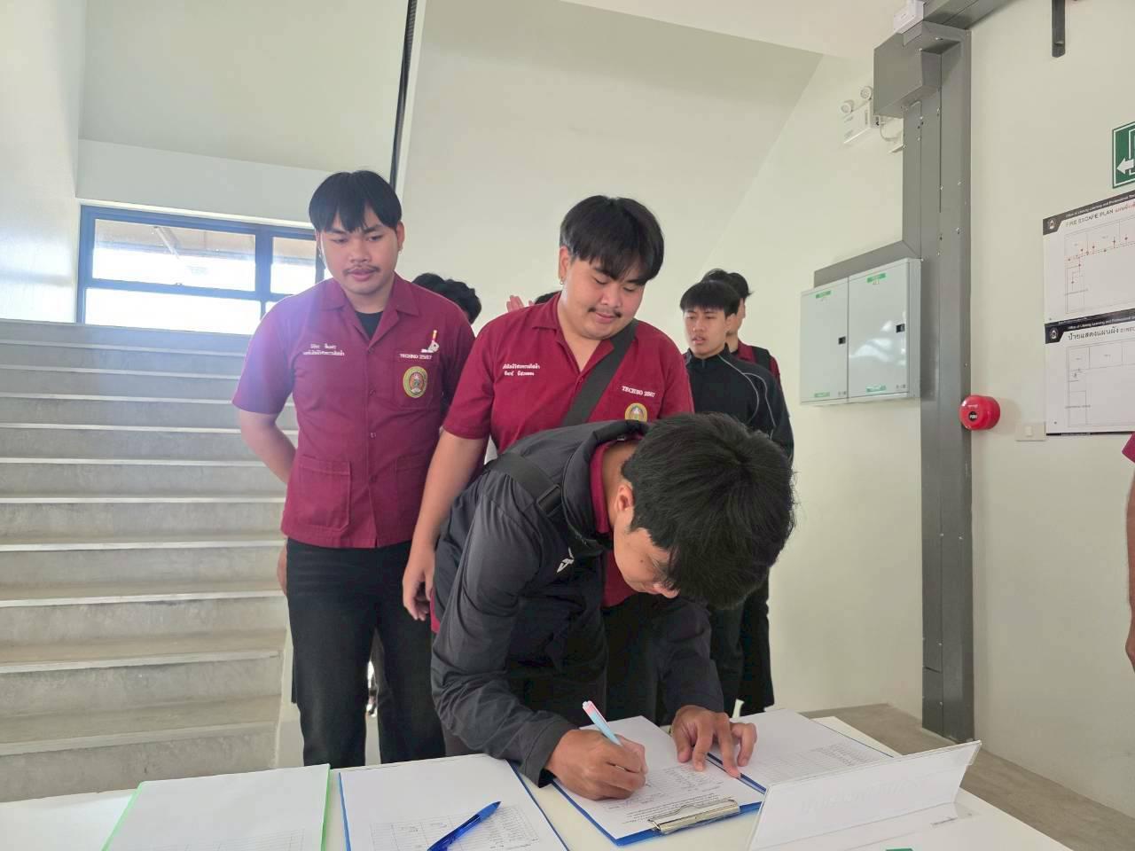 41. อบรมเชิงปฏิบัติการระบบควบคุมเครื่องจักรแบบอัตโนมัติโดยใช้ PLC ภายใต้โครงการพัฒนากำลังคนเพื่อให้สอดคล้องตามมาตรฐานสากล