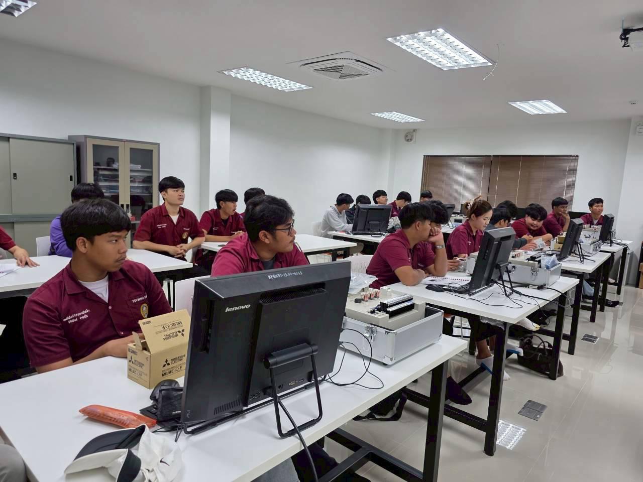 56. อบรมเชิงปฏิบัติการระบบควบคุมเครื่องจักรแบบอัตโนมัติโดยใช้ PLC ภายใต้โครงการพัฒนากำลังคนเพื่อให้สอดคล้องตามมาตรฐานสากล