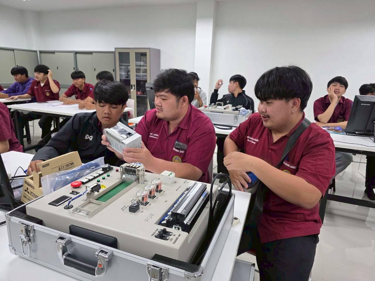 59. อบรมเชิงปฏิบัติการระบบควบคุมเครื่องจักรแบบอัตโนมัติโดยใช้ PLC ภายใต้โครงการพัฒนากำลังคนเพื่อให้สอดคล้องตามมาตรฐานสากล