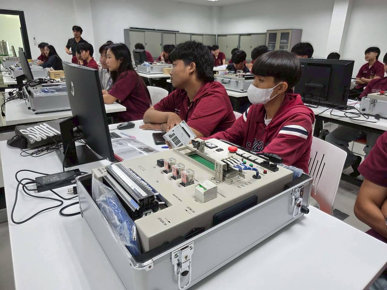 62. อบรมเชิงปฏิบัติการระบบควบคุมเครื่องจักรแบบอัตโนมัติโดยใช้ PLC ภายใต้โครงการพัฒนากำลังคนเพื่อให้สอดคล้องตามมาตรฐานสากล