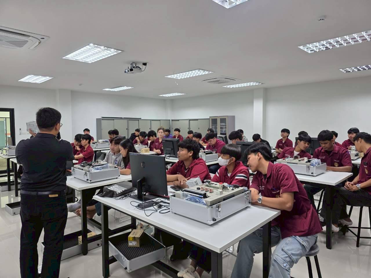 63. อบรมเชิงปฏิบัติการระบบควบคุมเครื่องจักรแบบอัตโนมัติโดยใช้ PLC ภายใต้โครงการพัฒนากำลังคนเพื่อให้สอดคล้องตามมาตรฐานสากล