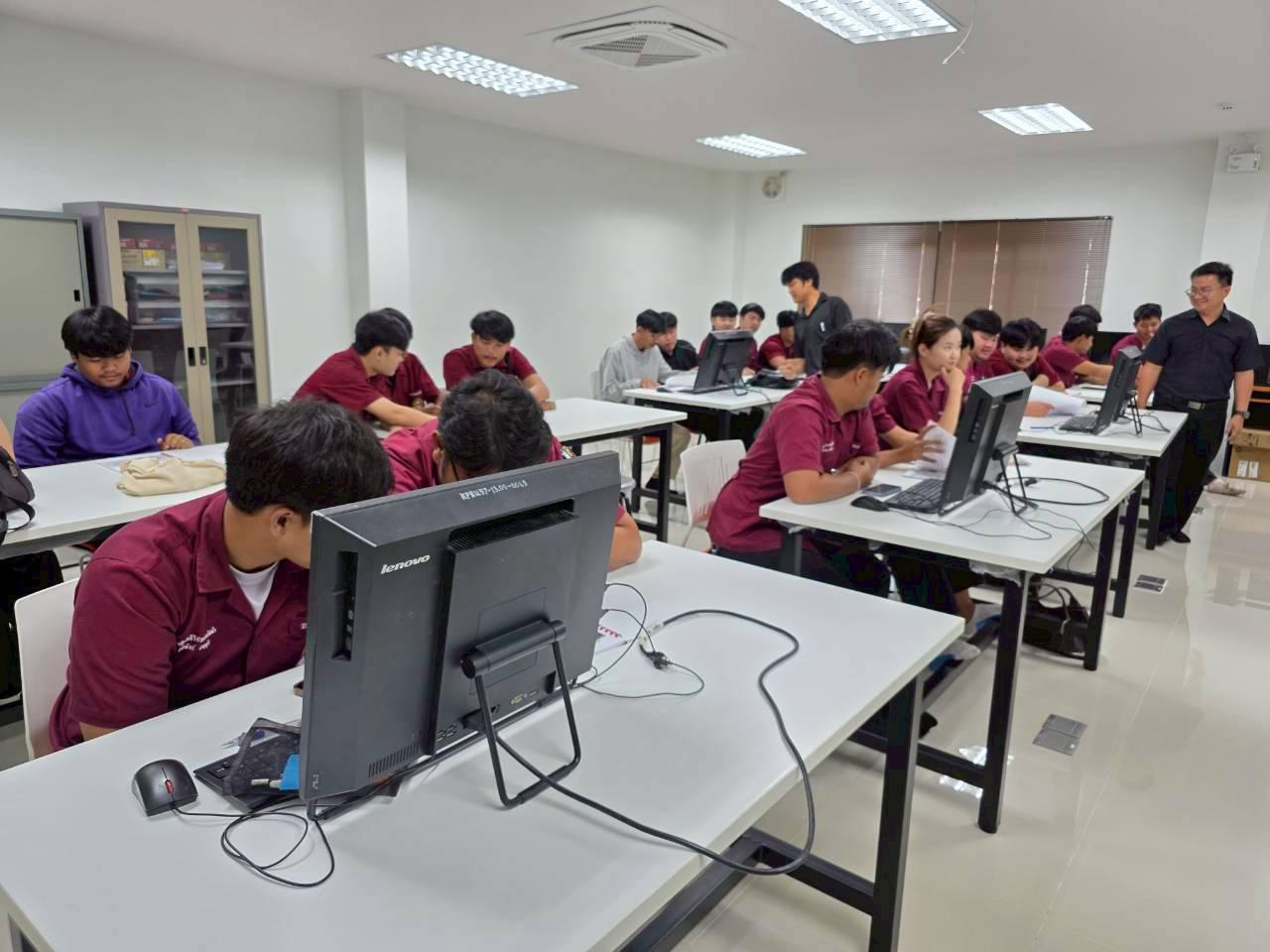 81. อบรมเชิงปฏิบัติการระบบควบคุมเครื่องจักรแบบอัตโนมัติโดยใช้ PLC ภายใต้โครงการพัฒนากำลังคนเพื่อให้สอดคล้องตามมาตรฐานสากล