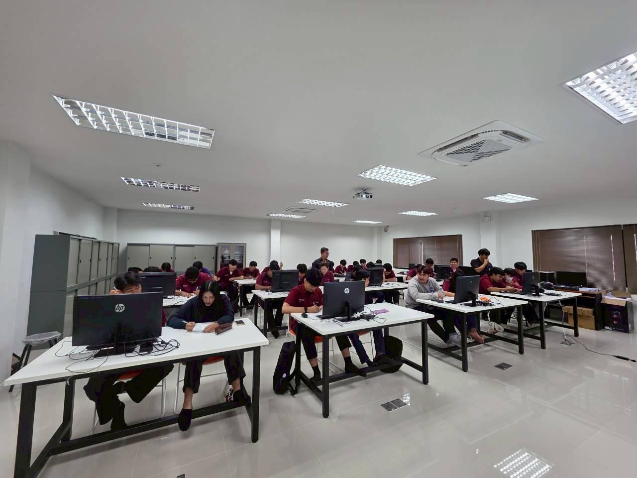 95. อบรมเชิงปฏิบัติการระบบควบคุมเครื่องจักรแบบอัตโนมัติโดยใช้ PLC ภายใต้โครงการพัฒนากำลังคนเพื่อให้สอดคล้องตามมาตรฐานสากล