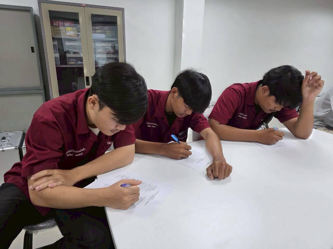 98. อบรมเชิงปฏิบัติการระบบควบคุมเครื่องจักรแบบอัตโนมัติโดยใช้ PLC ภายใต้โครงการพัฒนากำลังคนเพื่อให้สอดคล้องตามมาตรฐานสากล