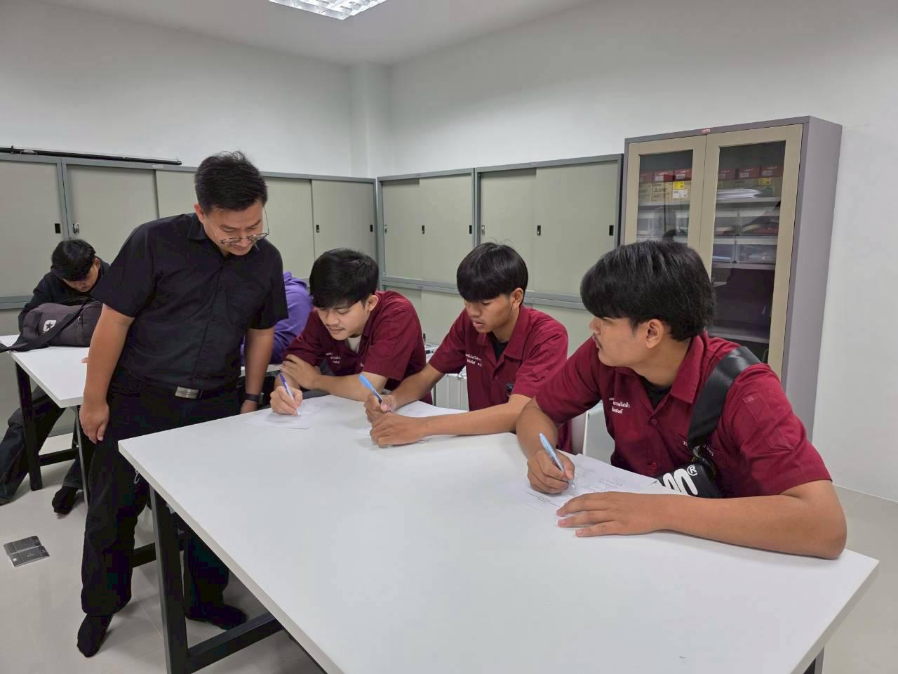 103. อบรมเชิงปฏิบัติการระบบควบคุมเครื่องจักรแบบอัตโนมัติโดยใช้ PLC ภายใต้โครงการพัฒนากำลังคนเพื่อให้สอดคล้องตามมาตรฐานสากล