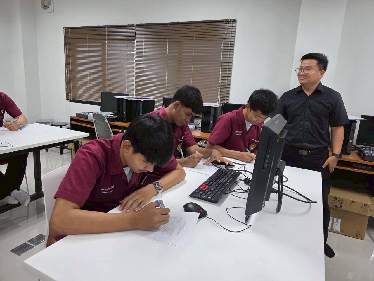 106. อบรมเชิงปฏิบัติการระบบควบคุมเครื่องจักรแบบอัตโนมัติโดยใช้ PLC ภายใต้โครงการพัฒนากำลังคนเพื่อให้สอดคล้องตามมาตรฐานสากล