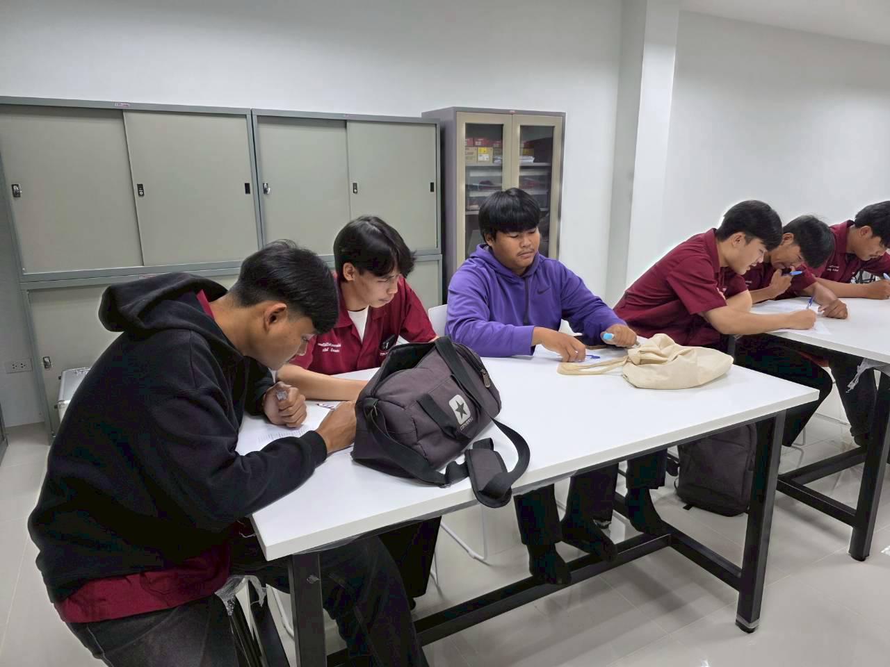 112. อบรมเชิงปฏิบัติการระบบควบคุมเครื่องจักรแบบอัตโนมัติโดยใช้ PLC ภายใต้โครงการพัฒนากำลังคนเพื่อให้สอดคล้องตามมาตรฐานสากล