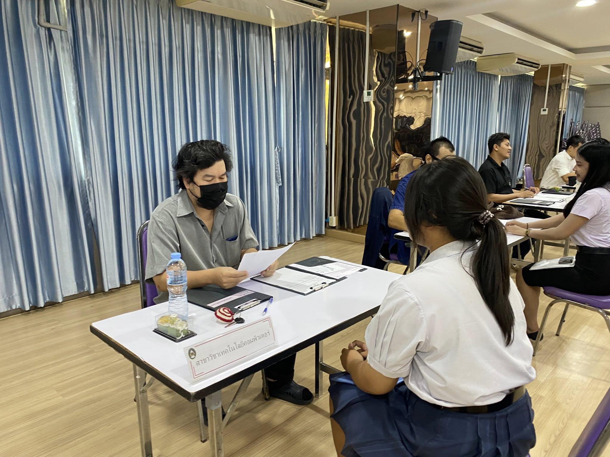 9. บรรยากาศการสอบสัมภาษณ์การรับสมัครนักศึกษาใหม่ ปีการศึกษา 2569 รอบที่ 3