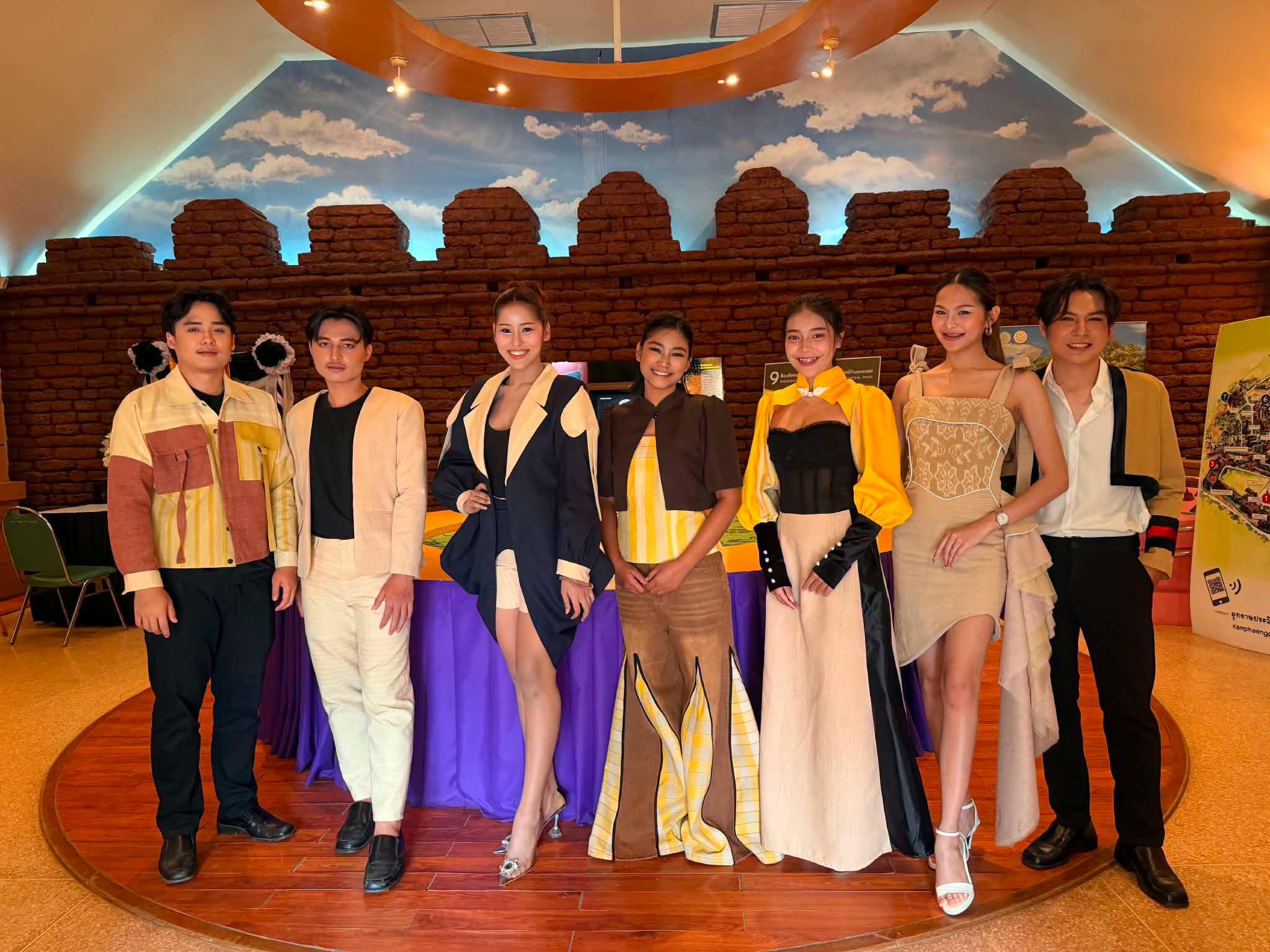 5. โปรแกรมวิชาออกแบบผลิตภัณฑ์และกราฟิก นำนักศึกษาร่วมถ่ายทำรายการเผยแพร่ผลงานผ้าทอย้อมสีธรรมชาติ ผ่านสถานีโทรทัศน์ NBT