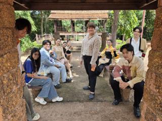 2. โปรแกรมวิชาออกแบบผลิตภัณฑ์และกราฟิก นำนักศึกษาร่วมถ่ายทำรายการเผยแพร่ผลงานผ้าทอย้อมสีธรรมชาติ ผ่านสถานีโทรทัศน์ NBT