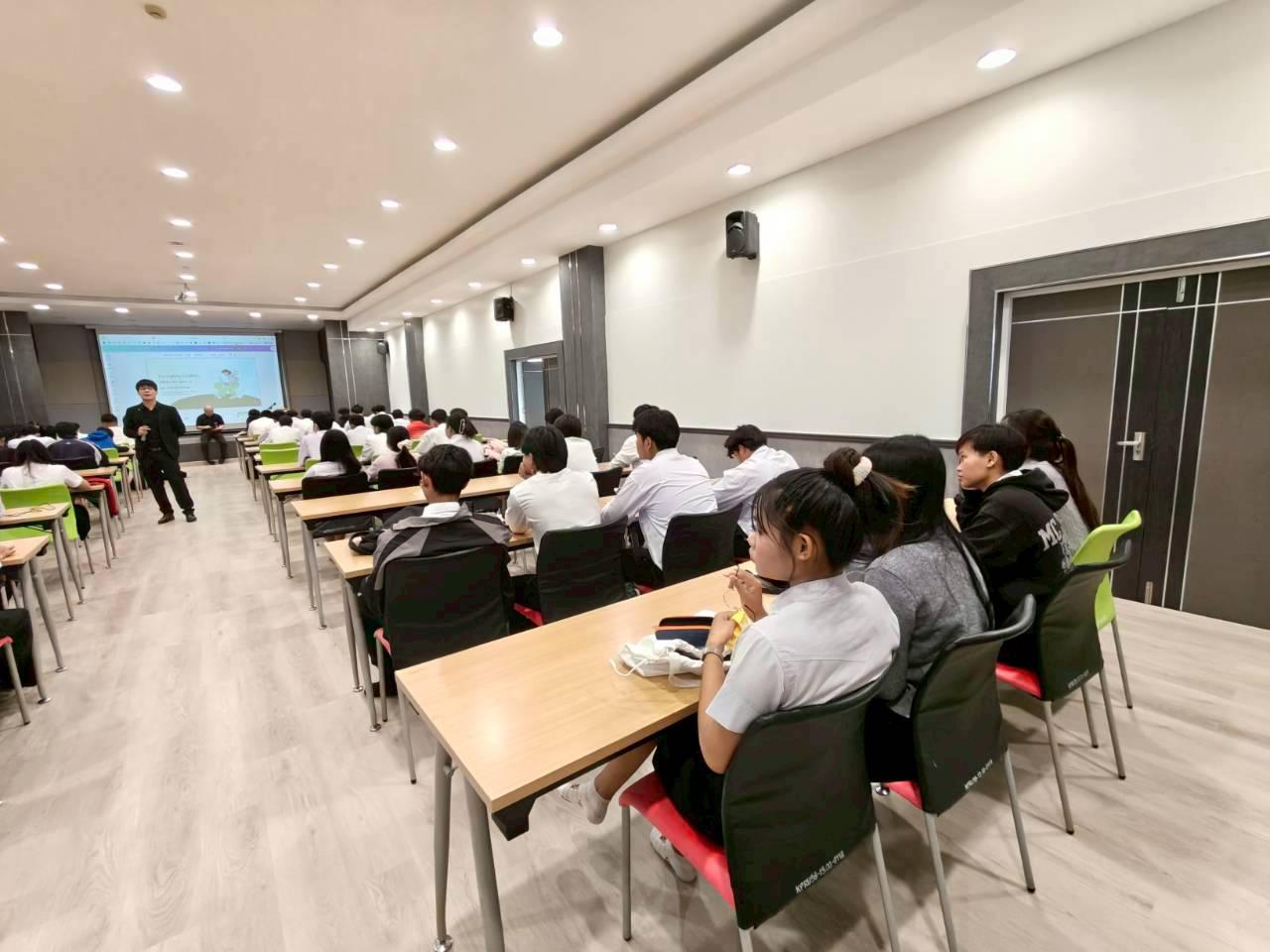 88. คณะเทคโนโลยีอุตสาหกรรม มหาวิทยาลัยราชภัฏกำแพงเพชร จัดโครงการอบรมและพัฒนาทักษะภาษาอังกฤษและมาตรฐานคอมพิวเตอร์ สำหรับนักศึกษาชั้นปีที่ 1
