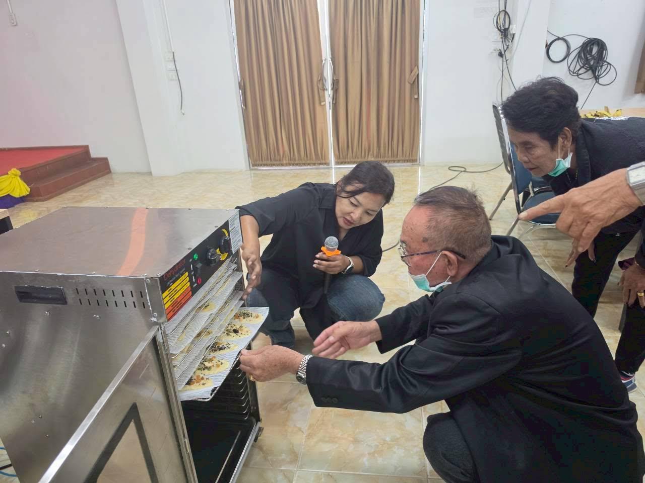 1. ยกระดับกล้วยไทย สร้างรายได้สู่ชุมชน! คณะเทคโนโลยีอุตสาหกรรม มหาวิทยาลัยราชภัฏกำแพงเพชร ลงพื้นที่จัดอบรมแปรรูป "กล้วยอบธัญพืช" ณ อบต.ทรงธรรม จังหวัดกำแพงเพชร