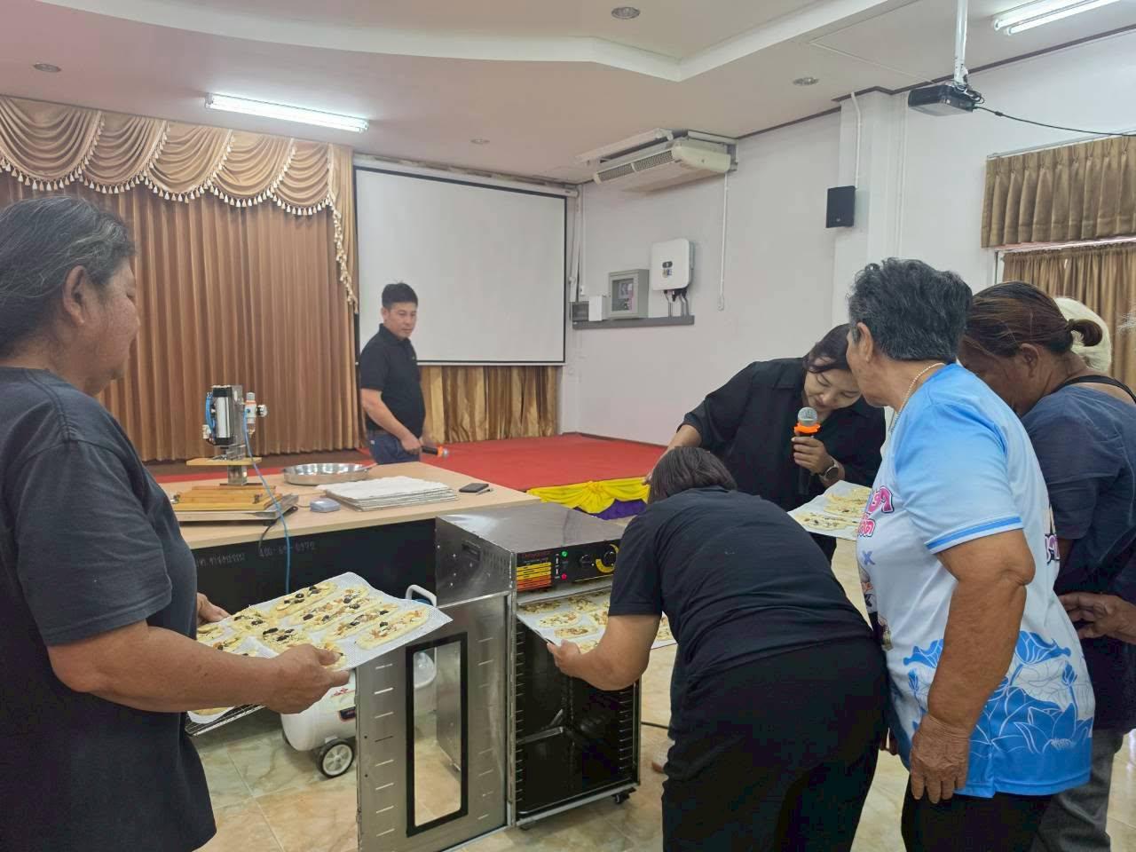 5. ยกระดับกล้วยไทย สร้างรายได้สู่ชุมชน! คณะเทคโนโลยีอุตสาหกรรม มหาวิทยาลัยราชภัฏกำแพงเพชร ลงพื้นที่จัดอบรมแปรรูป "กล้วยอบธัญพืช" ณ อบต.ทรงธรรม จังหวัดกำแพงเพชร