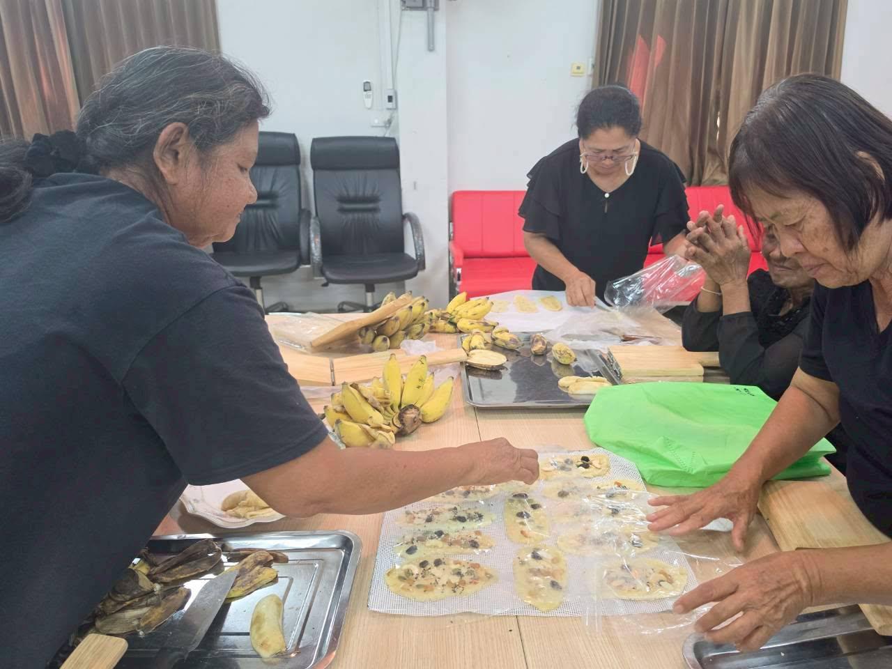 14. ยกระดับกล้วยไทย สร้างรายได้สู่ชุมชน! คณะเทคโนโลยีอุตสาหกรรม มหาวิทยาลัยราชภัฏกำแพงเพชร ลงพื้นที่จัดอบรมแปรรูป "กล้วยอบธัญพืช" ณ อบต.ทรงธรรม จังหวัดกำแพงเพชร