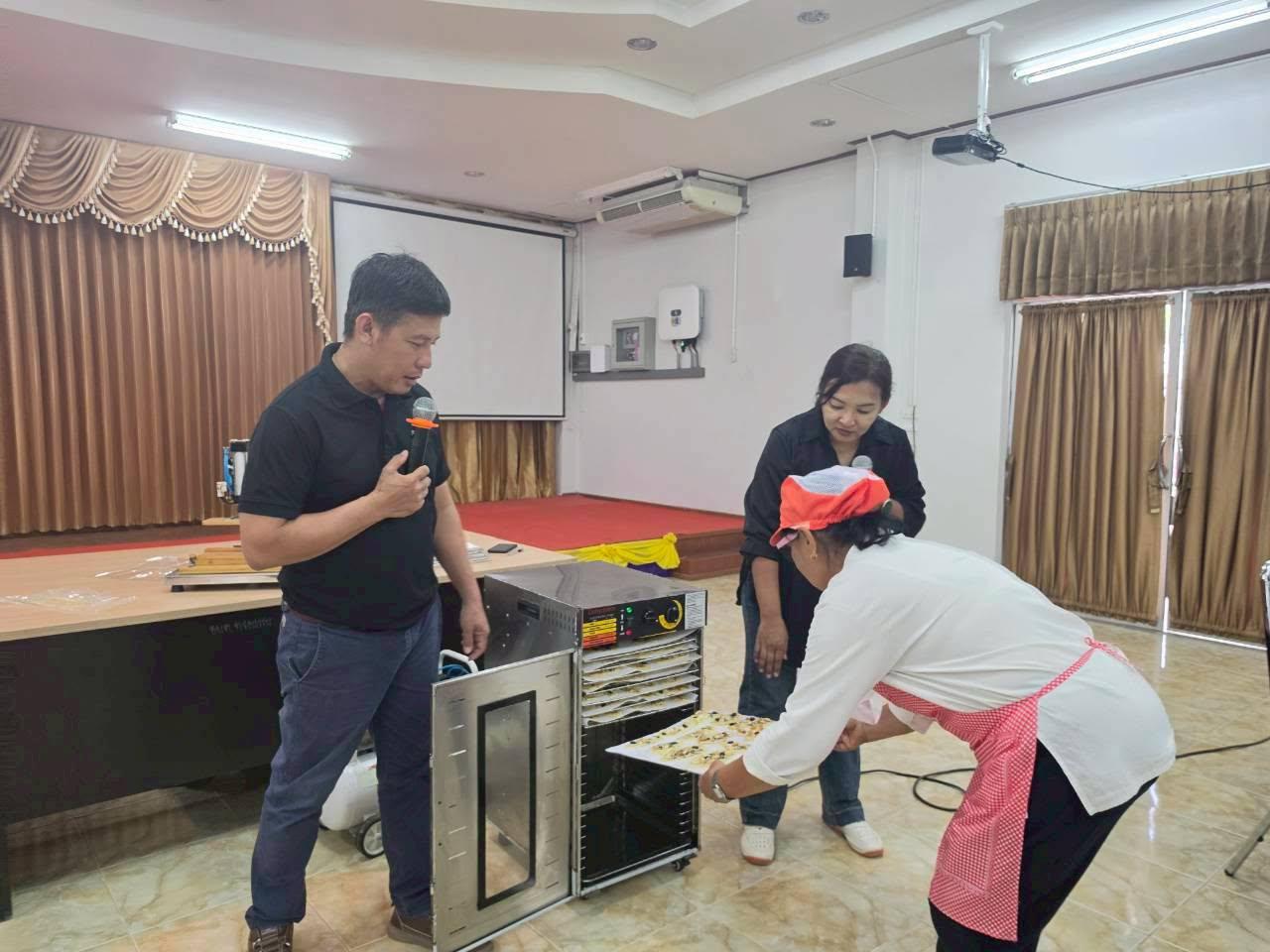 19. ยกระดับกล้วยไทย สร้างรายได้สู่ชุมชน! คณะเทคโนโลยีอุตสาหกรรม มหาวิทยาลัยราชภัฏกำแพงเพชร ลงพื้นที่จัดอบรมแปรรูป "กล้วยอบธัญพืช" ณ อบต.ทรงธรรม จังหวัดกำแพงเพชร