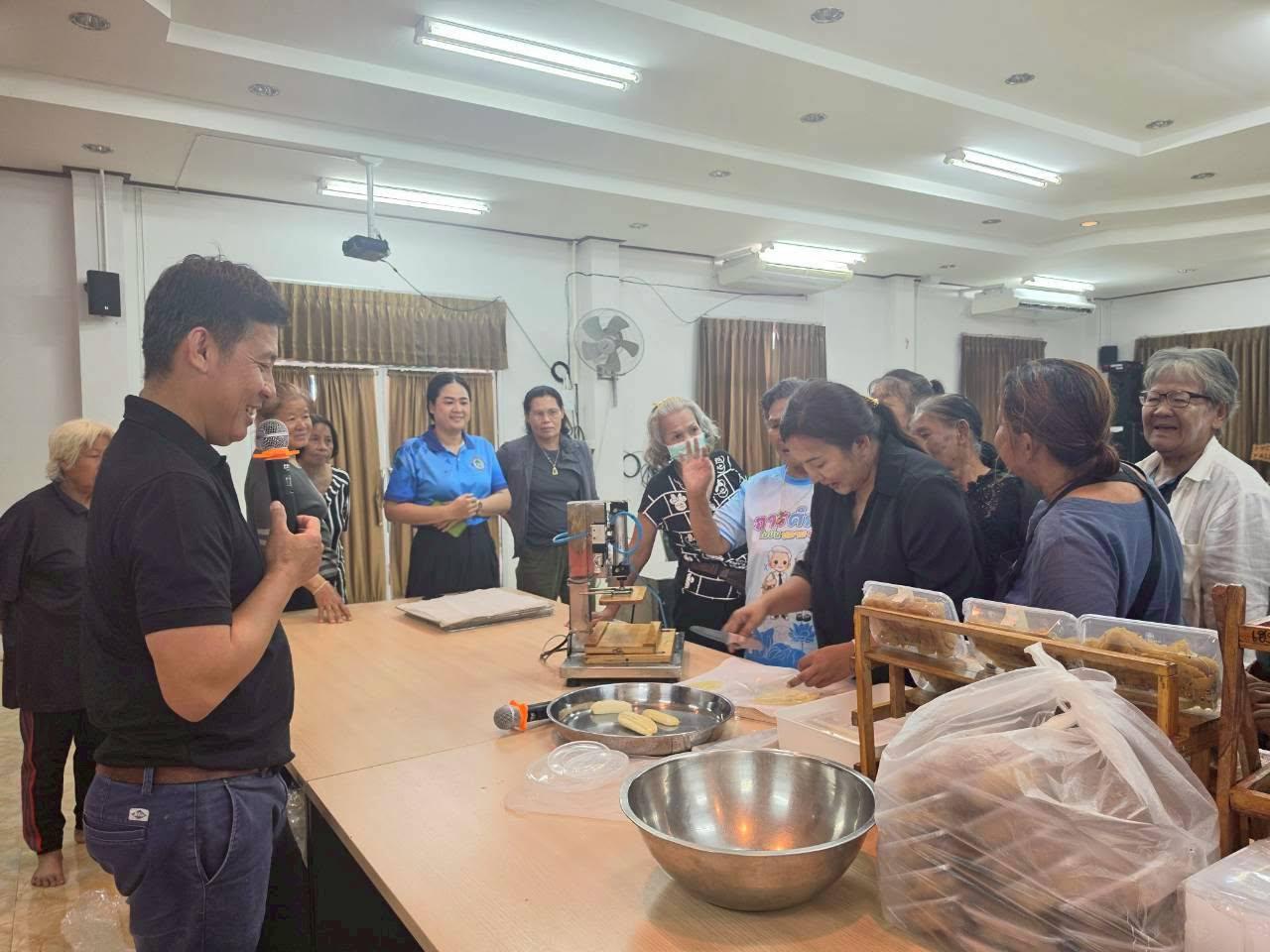 29. ยกระดับกล้วยไทย สร้างรายได้สู่ชุมชน! คณะเทคโนโลยีอุตสาหกรรม มหาวิทยาลัยราชภัฏกำแพงเพชร ลงพื้นที่จัดอบรมแปรรูป "กล้วยอบธัญพืช" ณ อบต.ทรงธรรม จังหวัดกำแพงเพชร