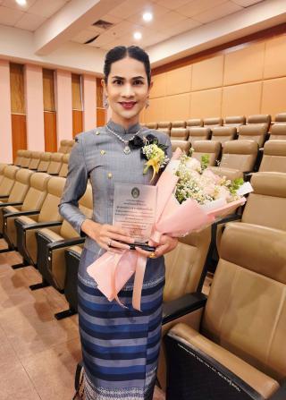 3. ผู้ช่วยศาสตราจารย์ ดร.ณัฐธิกานต์ ปิ่นจุไร รับมอบโล่รางวัลเชิดชูเกียรติผู้มีผลงานดีเด่นทางวัฒนธรรม "รางวัลเพชรพระนคร" ประจำปี ๒๕๖๙ ระดับเหรียญเงิน