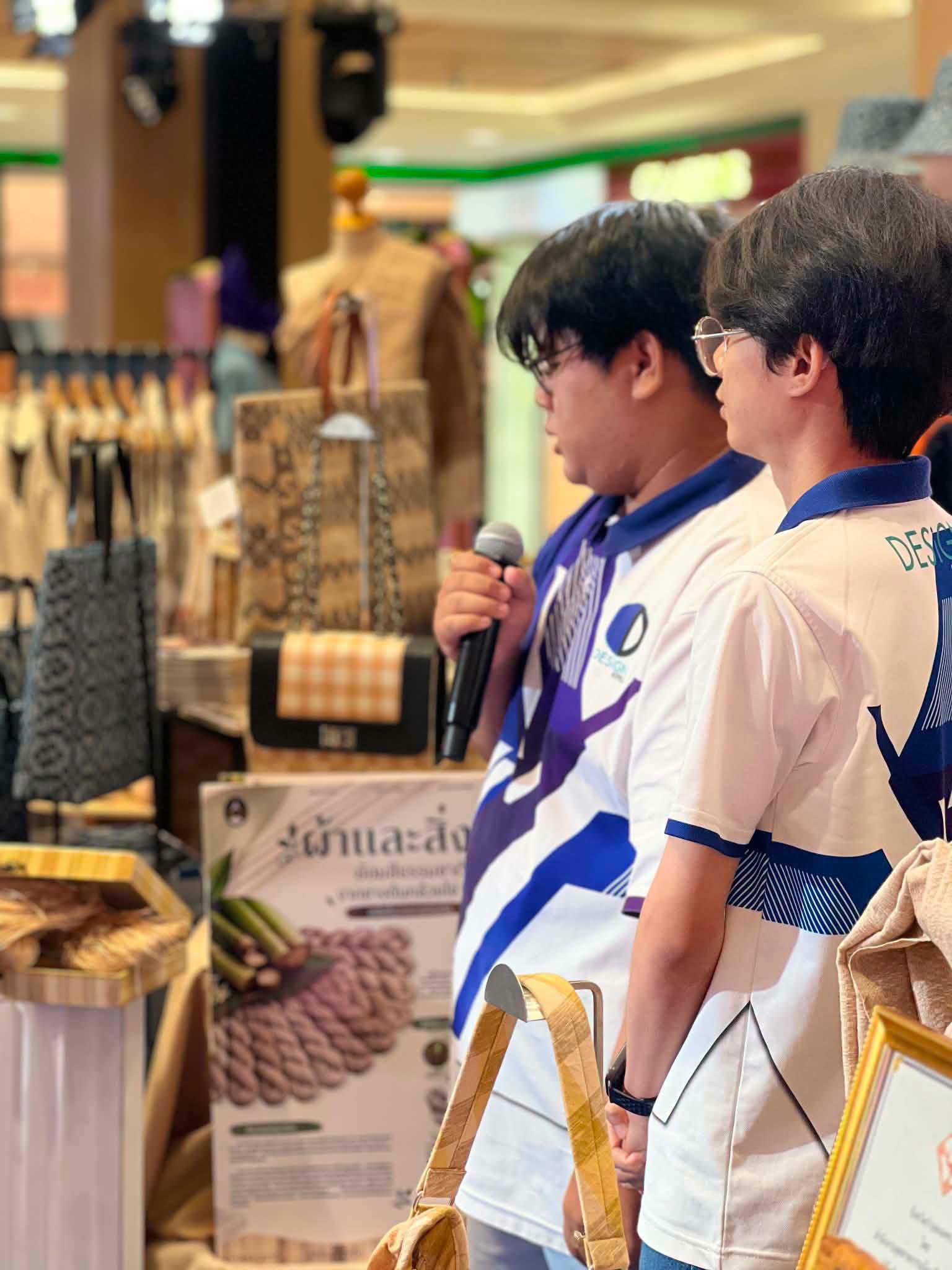 7. คณะเทคโนโลยีอุตสาหกรรม มรภ.กำแพงเพชร ร่วมจัดแสดงผลิตภัณฑ์อัตลักษณ์จังหวัดกำแพงเพชร ในงาน "วิจิตรภูษา ภูมิปัญญา สร้างสรรค์ แพรพรรณท้องถิ่นไทย"